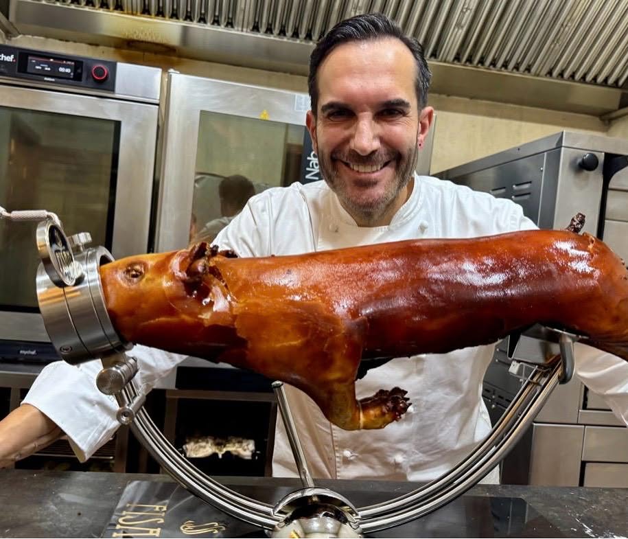 Hay recetas que se heredan. Y formas de entender la vida que también.
El cochinillo es uno de los grandes emblemas de nu