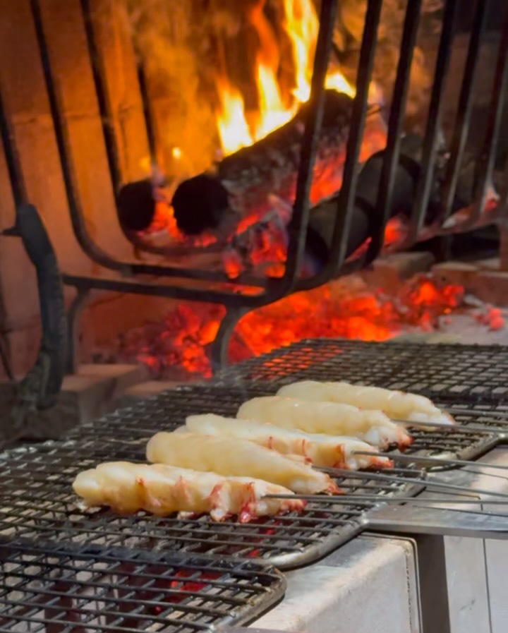 Solo un ejemplo de las maravillas que cocina @massidv en @smokedroom.dg de @danigarcia7: 

Bogavante marcado a la brasa,
