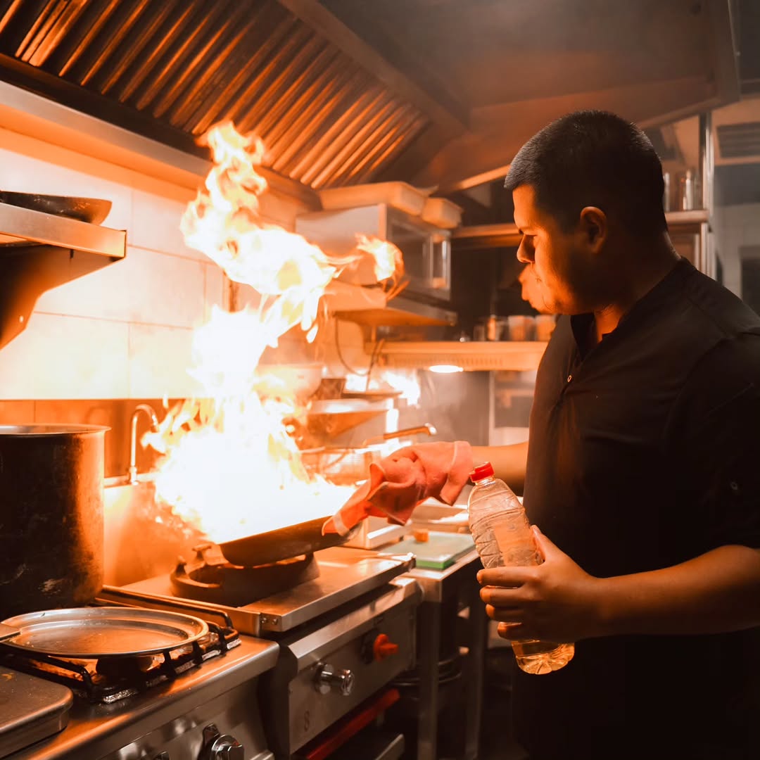 El aroma de fuego, pero no de fuego de brasa, sino de fuego de salteado, de wok.
Este aporte que nos viene de la influ