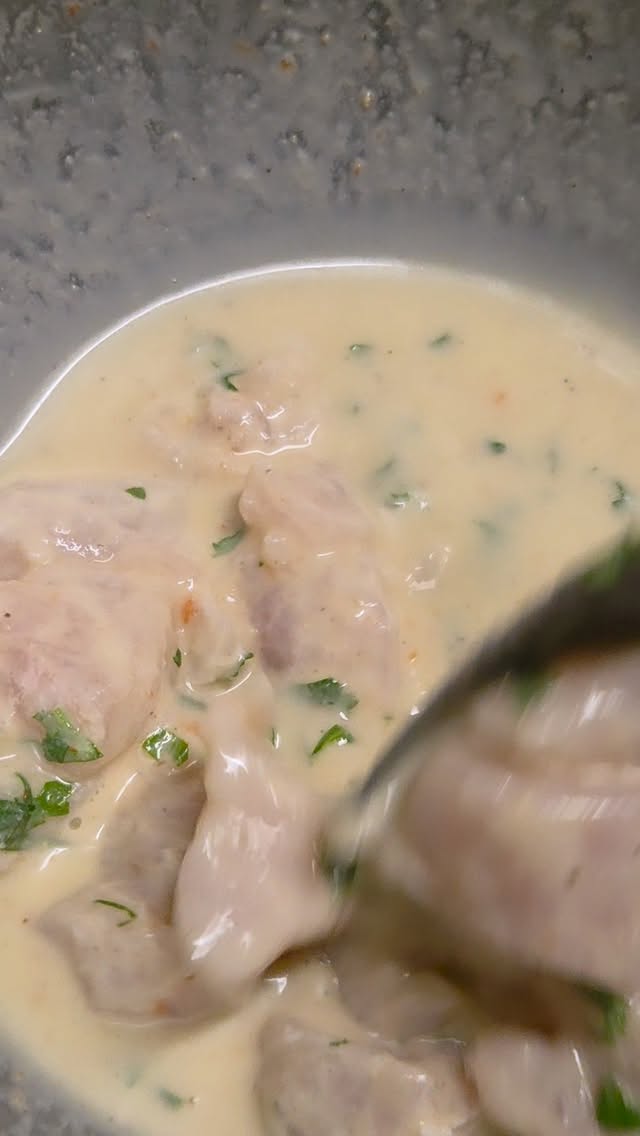 La leche de tigre del ceviche no lleva leche, su color blanquecino es por la cocción de los remanentes del pescado junto