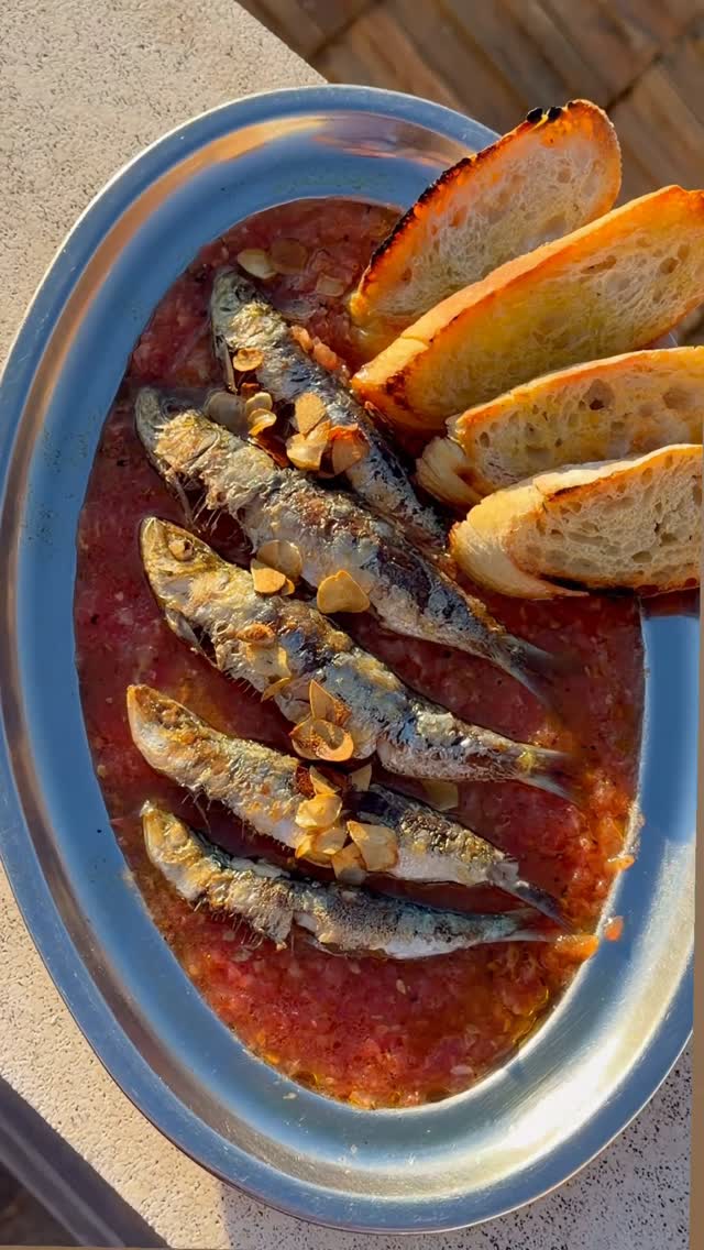 A veces cocinar bien no necesita mucho más.

Unas sardinas frescas, tomate rallado, buen pan y un poco de aceite de oliv