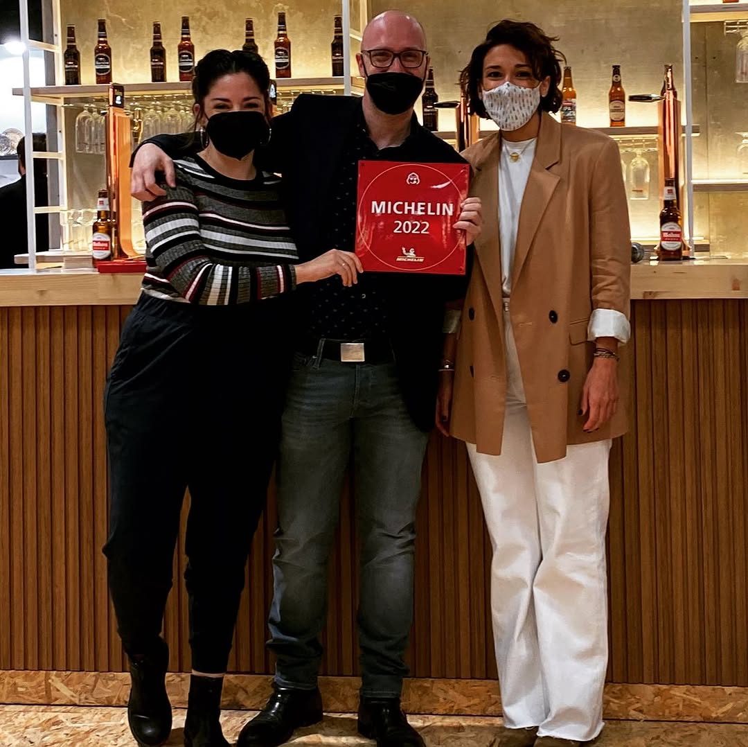 Hoy recibimos la placa #bibgourmand de @michelinguide en #madridfusion2022 ✨ para @casamortero
-
Felices de volver a lo