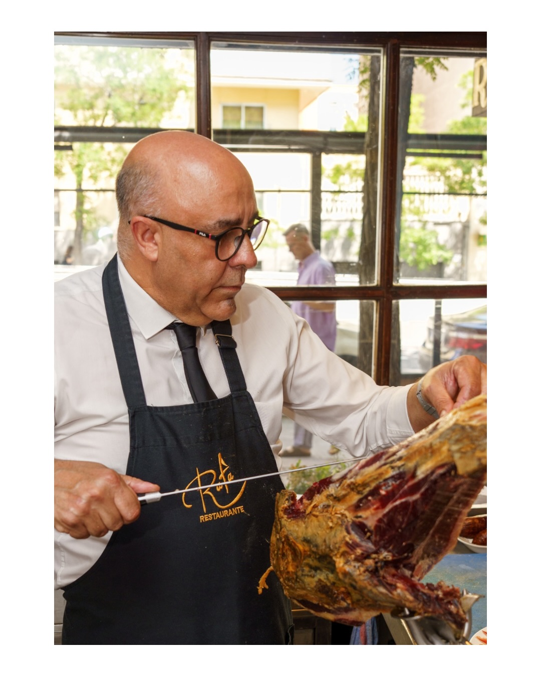 Rigurosa selección de entre los ejemplares de @jamonjoselito y un corte maestro a cuchillo.
El jamón de Restaurante Ra