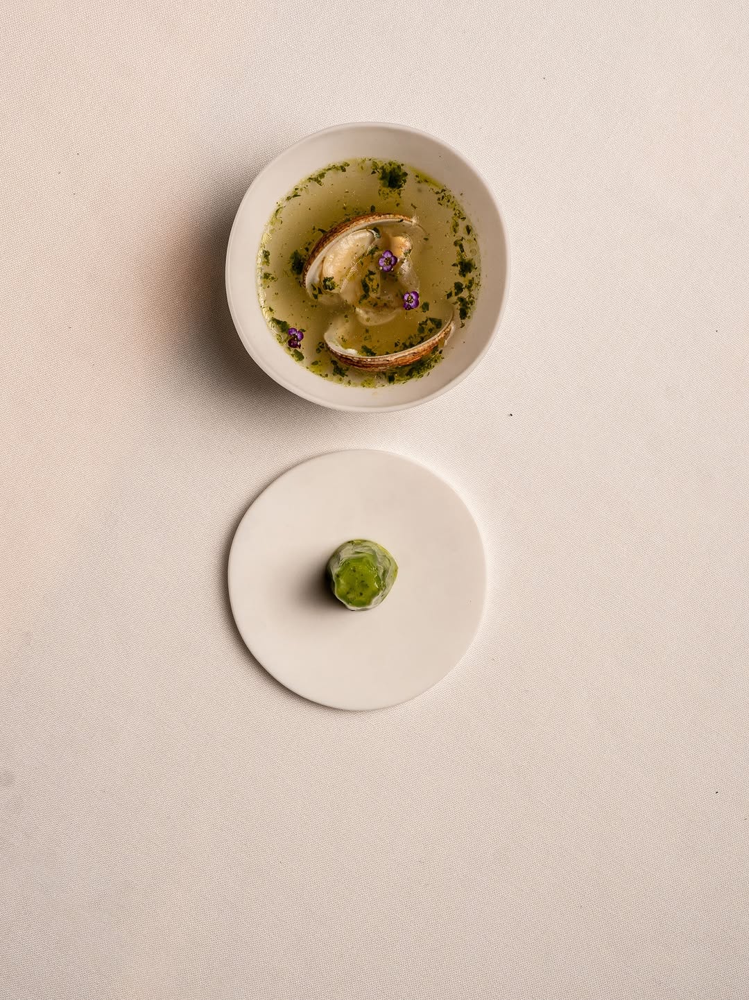Chocos asados
Mojo de cilantro a mortero.
Escupiñas como lapas.
Caldito pa’ mojar.
———
Grilled cuttlefish.
Cilantro m