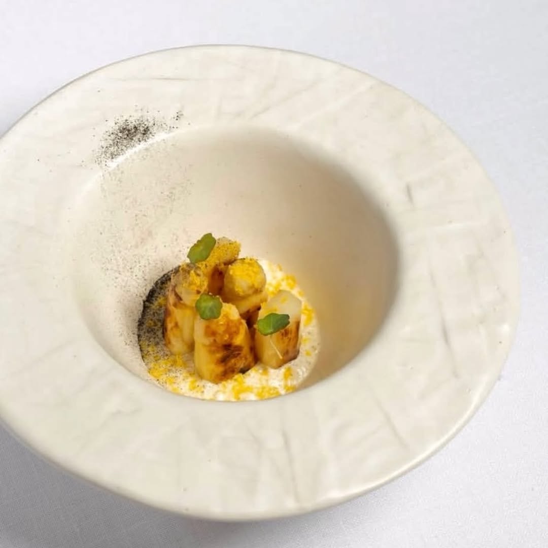 Armonía perfecta en el bocado de espárrago, espuma de papada y yema de huevo curada en @abarra_res @sergiomanzanocheff #