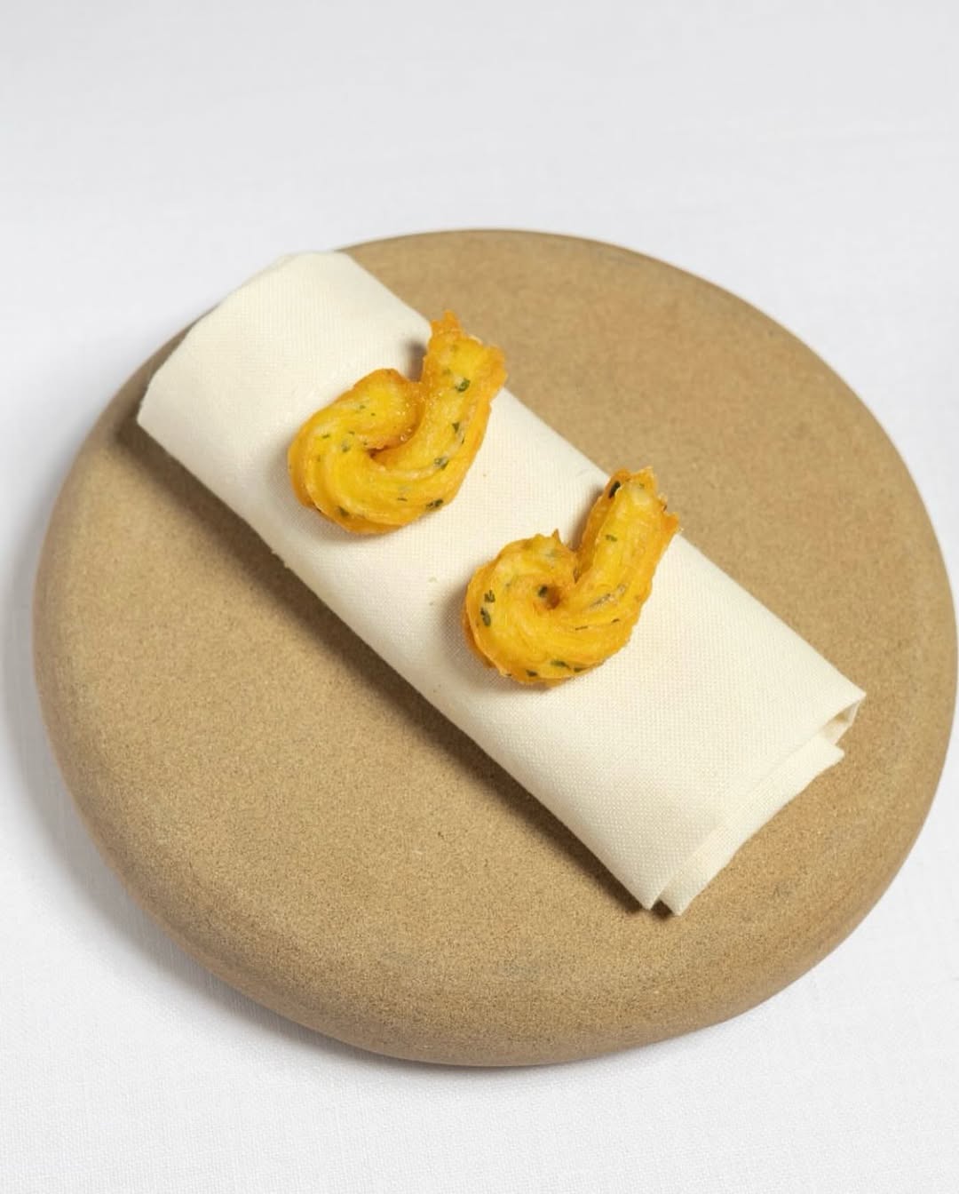 Aperitivo exclusivo del menú degustación en @abarra_res  Churros de bacalao y miel picante #abarra @sergiomanzanocheff #