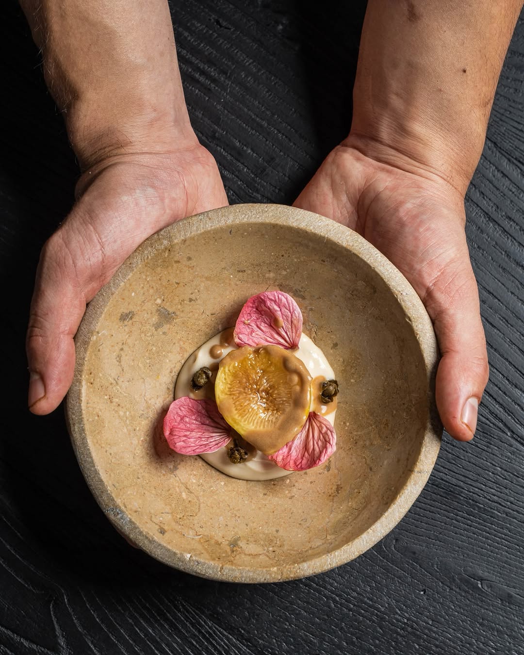 BREVA, ALMENDRA y ANCHOA. Si el menú de verano de Èter comienza celebrando la abundancia de la huerta, el desenlace vuel