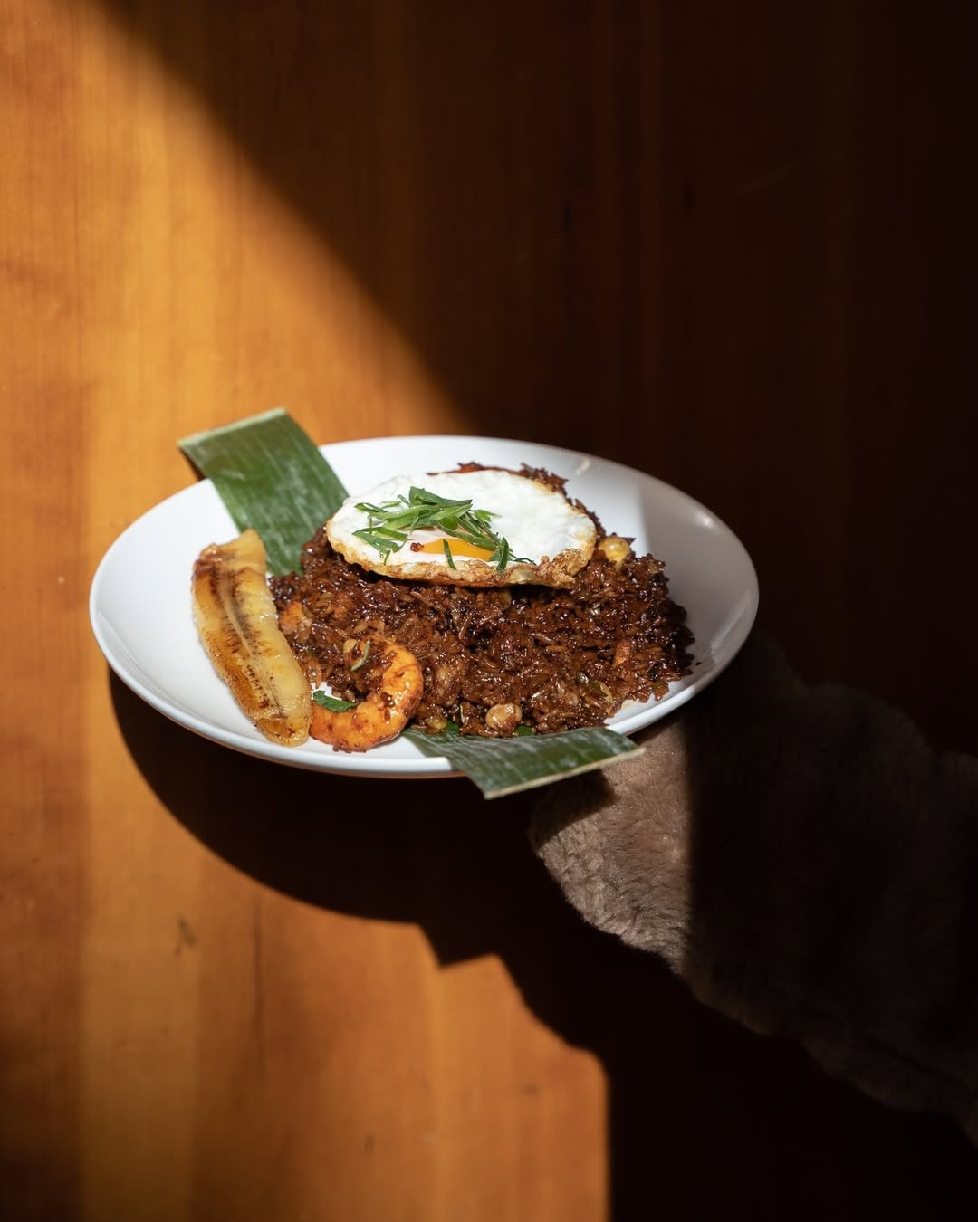 Nuestro arroz chaufa es una explosión de sabor. ¡El clásico peruano que nunca falla!