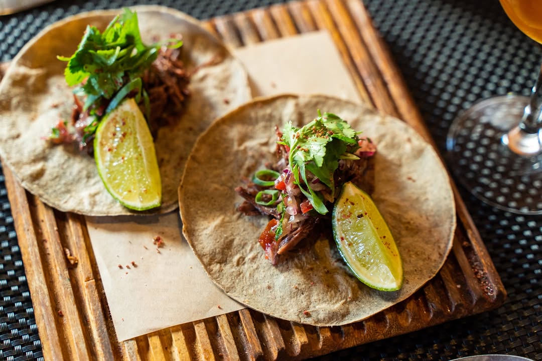 Nuestros tacos tienen un sabor que te hace volver por más.