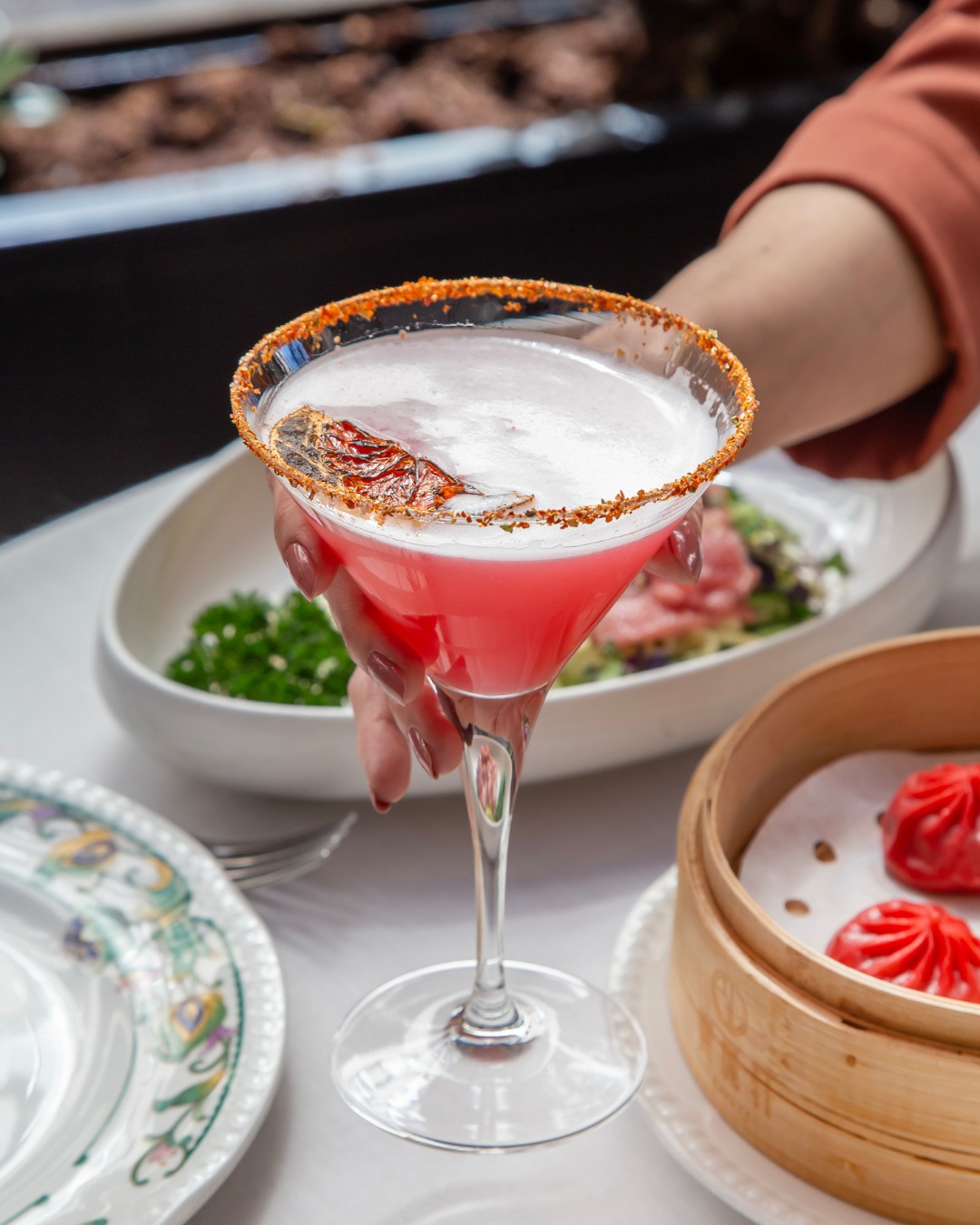 En China Crown la experiencia no se vive solo en los platos; nuestra propuesta de coctelería de autor está pensada para 