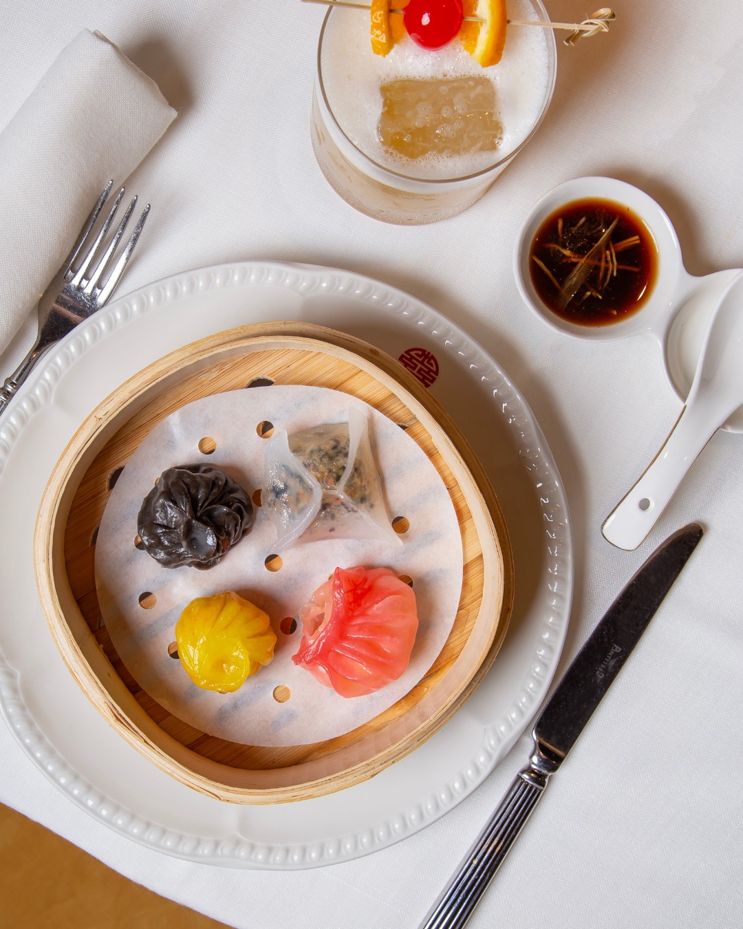 El dilema de siempre: ¿por qué elegir uno cuando puedes probarlos todos? 

Nuestra selección de dim sum variado es un vi