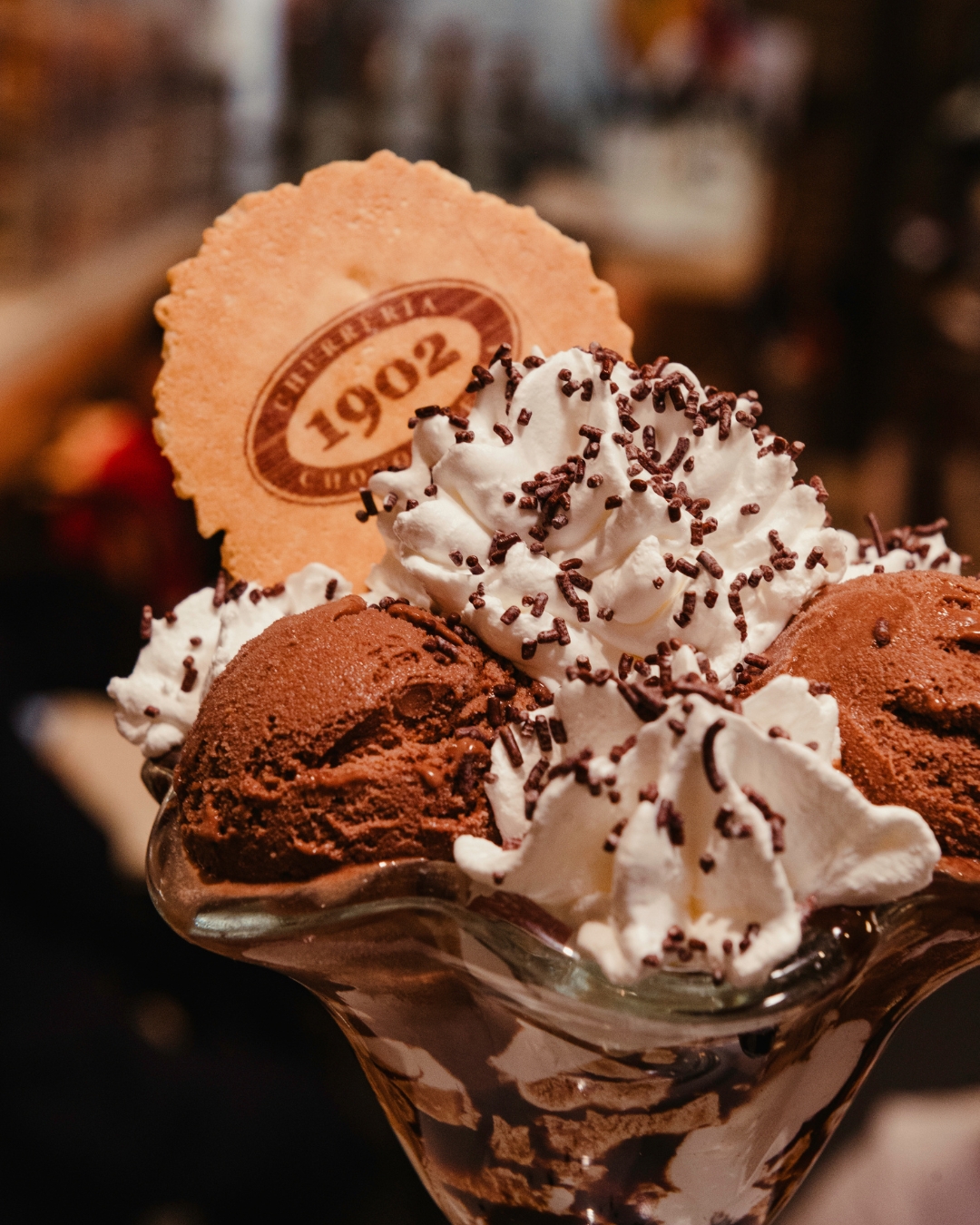 El chocolate también se disfruta frío 🍨 Nuestra copa de helado artesano de chocolate mezcla intensidad, cremosidad y el 