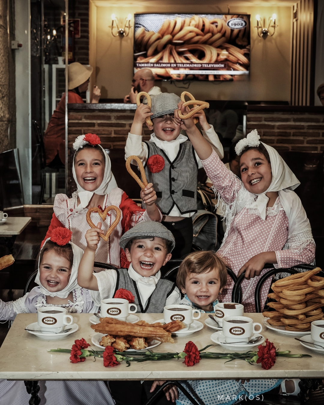 Madrid tiene sabores que nunca pasan de moda ❤️
Chulapos, claveles, chocolate caliente y churros recién hechos.
Así se v