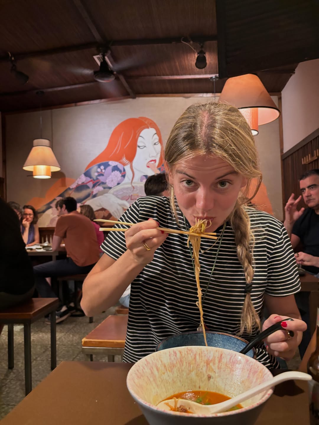 Me escribe mi prima Mar a pedirme recomendaciones para ir a cenar. Le recomiendo @chuka_ramen_bar y los platos que tiene