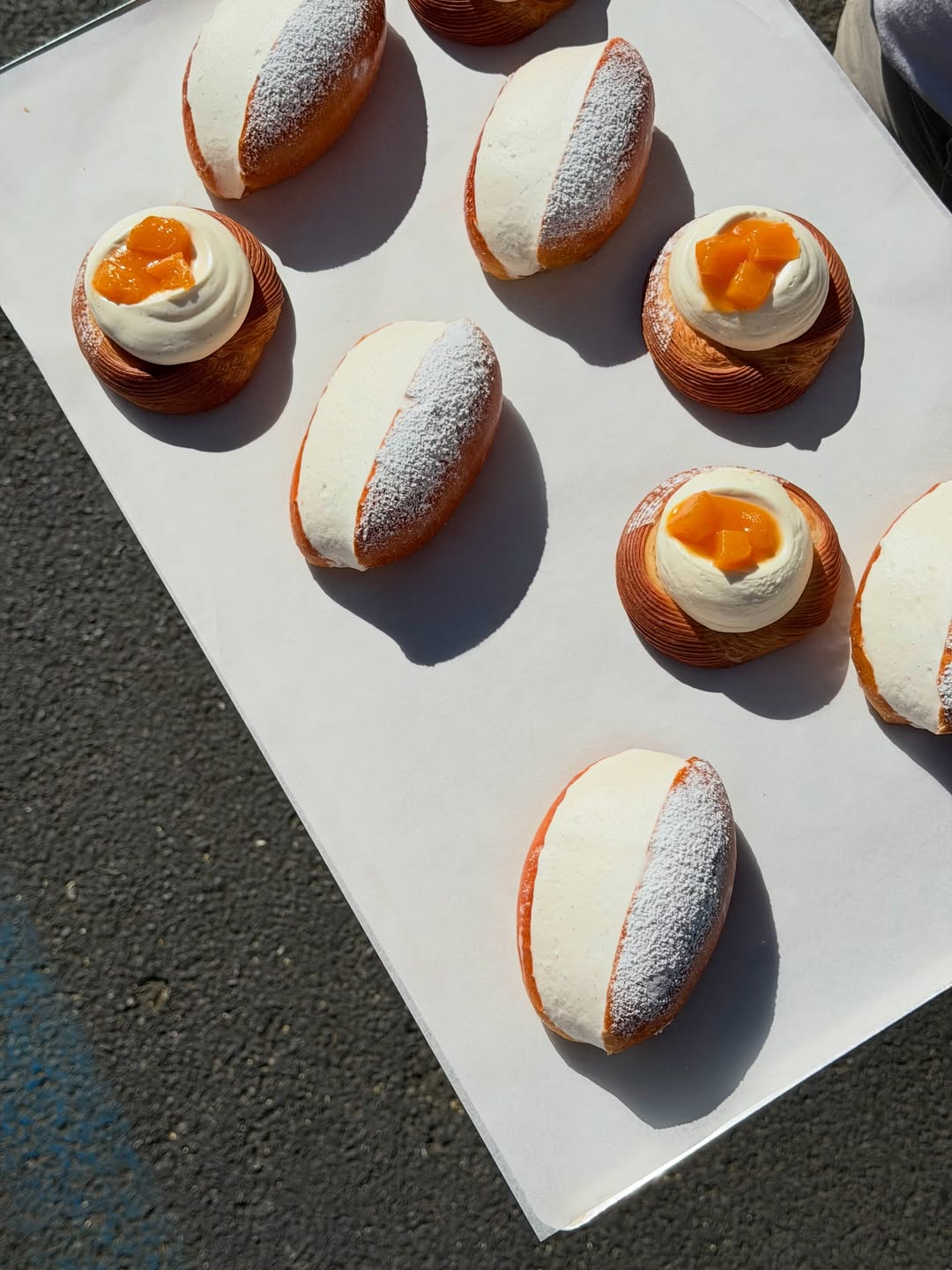 Las mañanas más frescas del verano!
Maritozzo con la panna & apricot Danish .
🥶
#maritozzo #viennoiseries #pastries