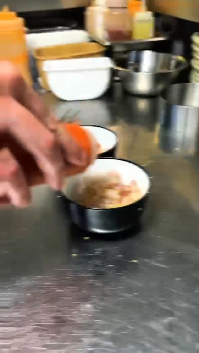 🌊🥭 Hay platos que refrescan.
Y luego está nuestro ceviche de lubina.
Detrás de cada plato hay un secreto: una leche de