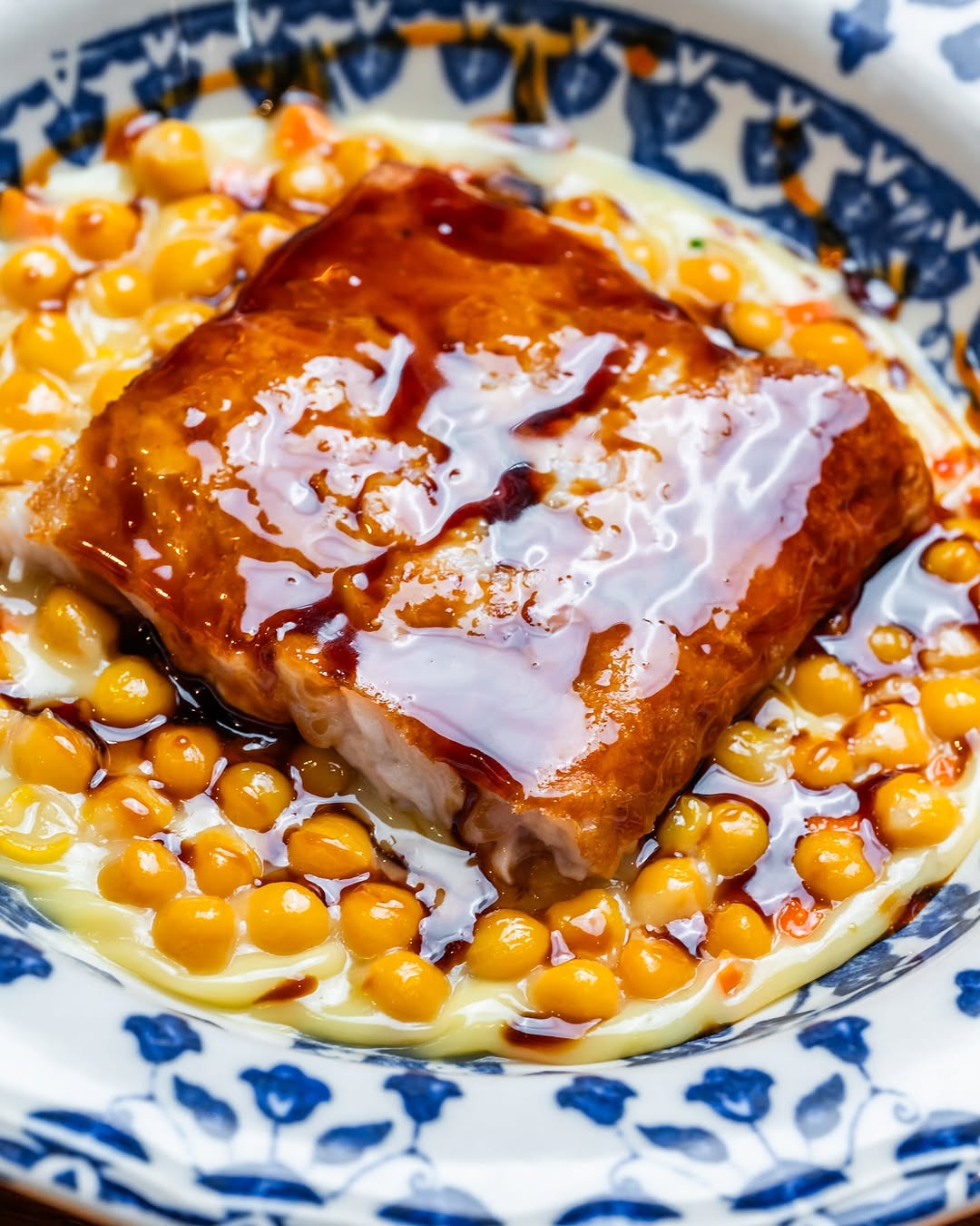 ¿Quieres disfrutar de un plato que combina tradición y sabor?
Las manitas de cordero en terrina perfecto para los amant