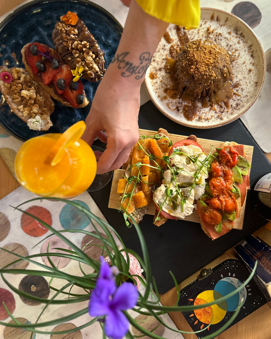 ¿Buscas comida vegana que abrace el alma? 🌿✨ En Cookaluzka Madrid encontrarás platos creativos, nutritivos y llenos de s