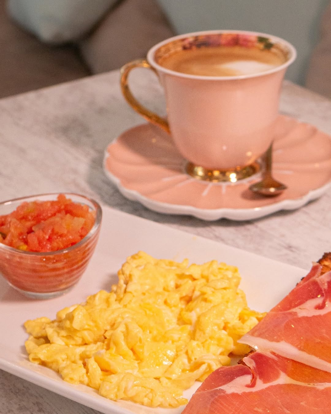 No te conformes con un café cualquiera ☕. El momento de tomar café es sagrado💡, y nosotros lo elevamos a otro nivel con