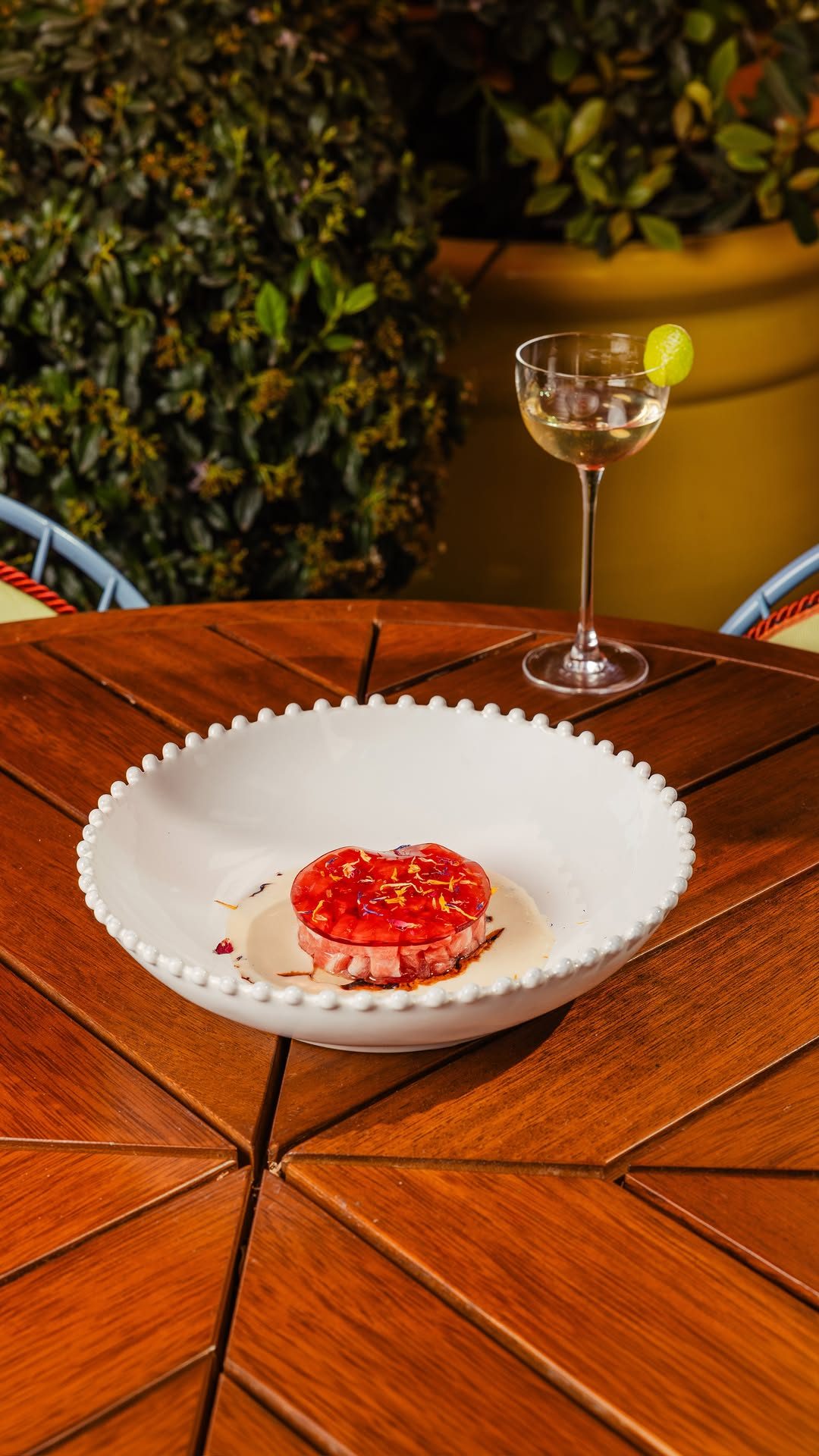 Dos creaciones. Un mismo idioma.
El Moonlight Gimlet y el Tartar de Ventresca encuentran el equilibrio entre cocina y c