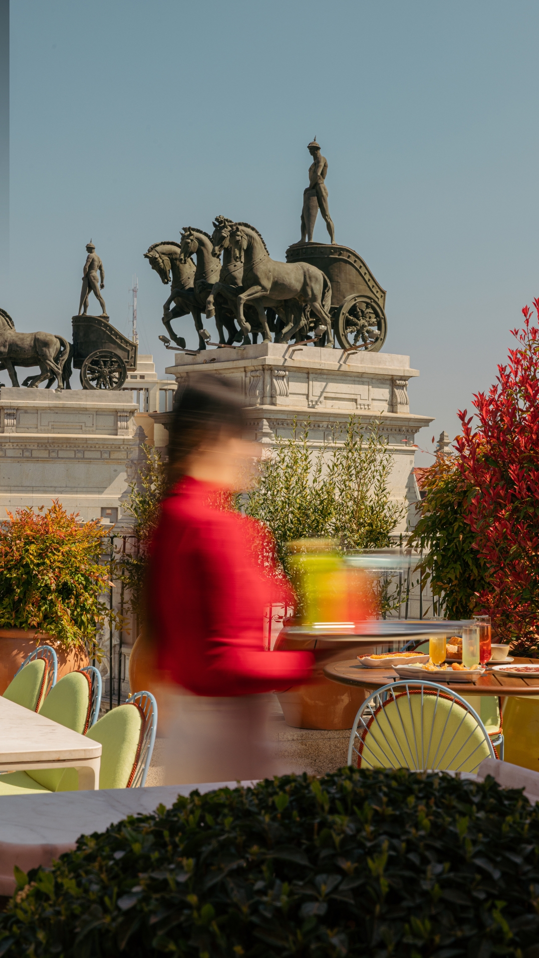El verano sabe mejor desde las alturas.
Los días se alargan, las noches invitan a quedarse y en Dani Brasserie siempre h