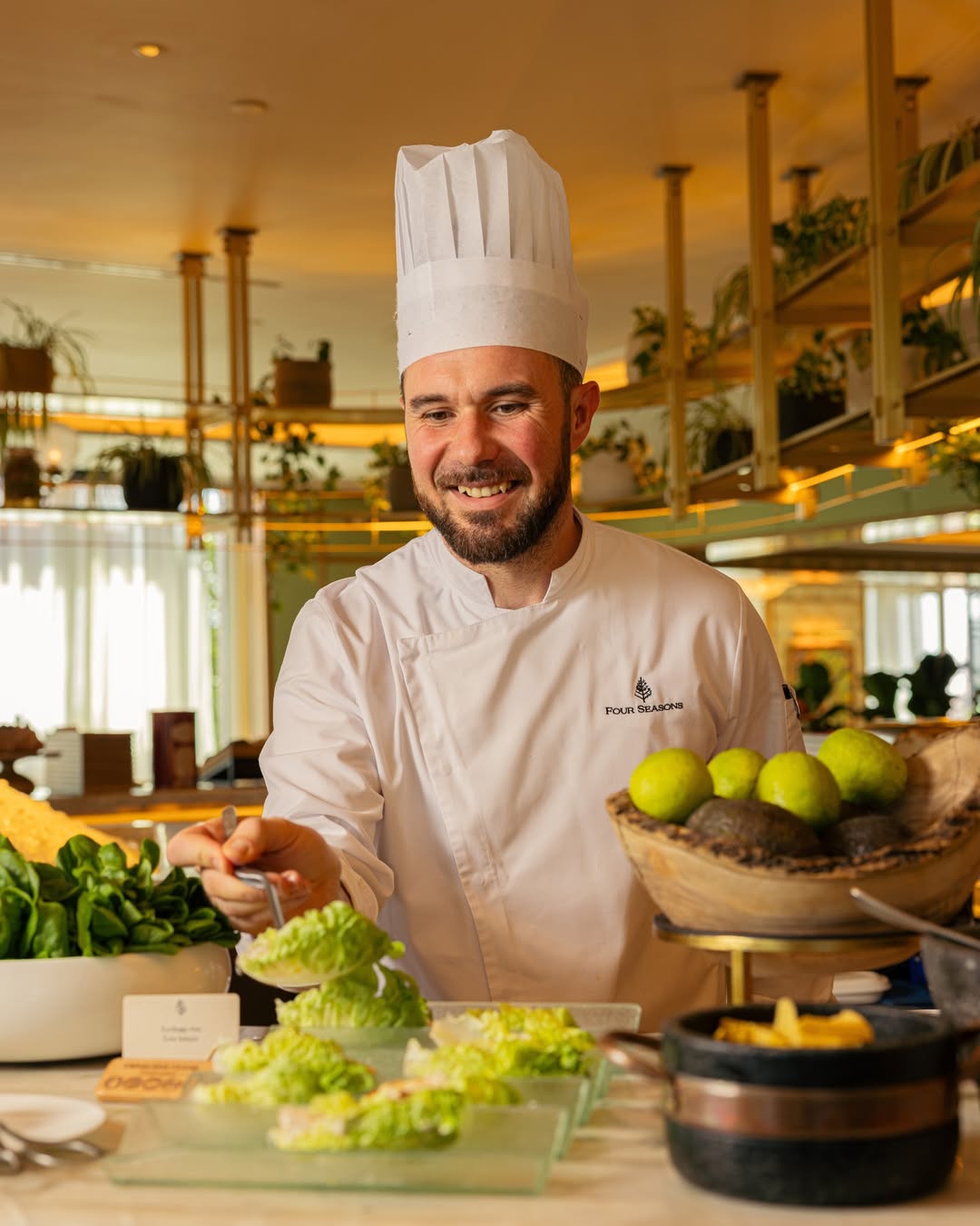 El arte de crear una experiencia inolvidable empieza con las personas que dan vida a Dani Brasserie cada día.