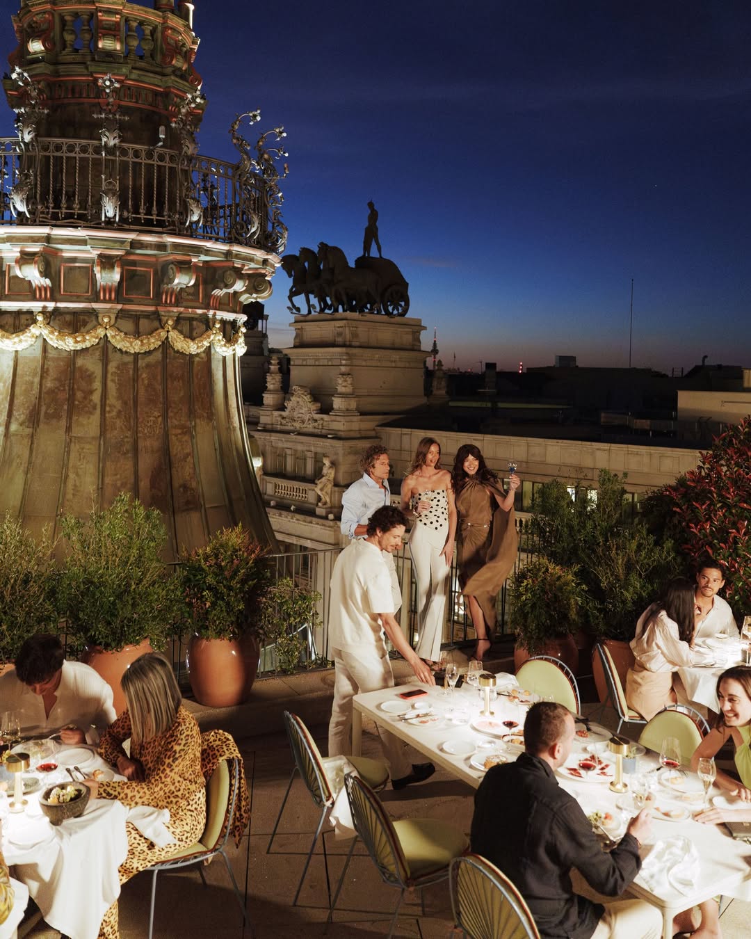 Los días largos y las noches de verano se disfrutan desde aquí.
Una terraza en el cielo de Madrid, una carta llena de s