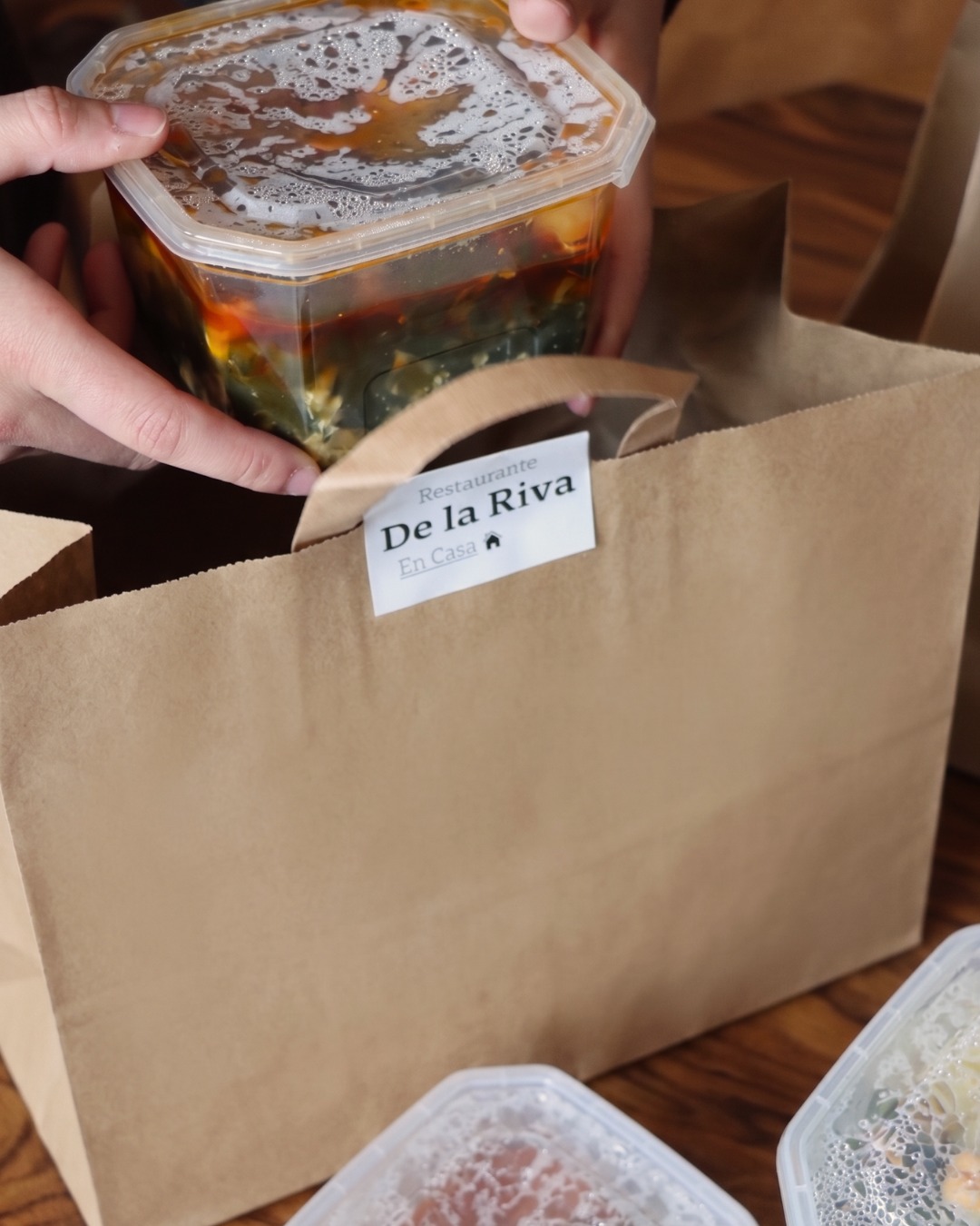 Comer bien en casa ahora es aún más fácil… y más sabroso.

Disfruta de De La Riva en tu salón con un 20% de descuento en