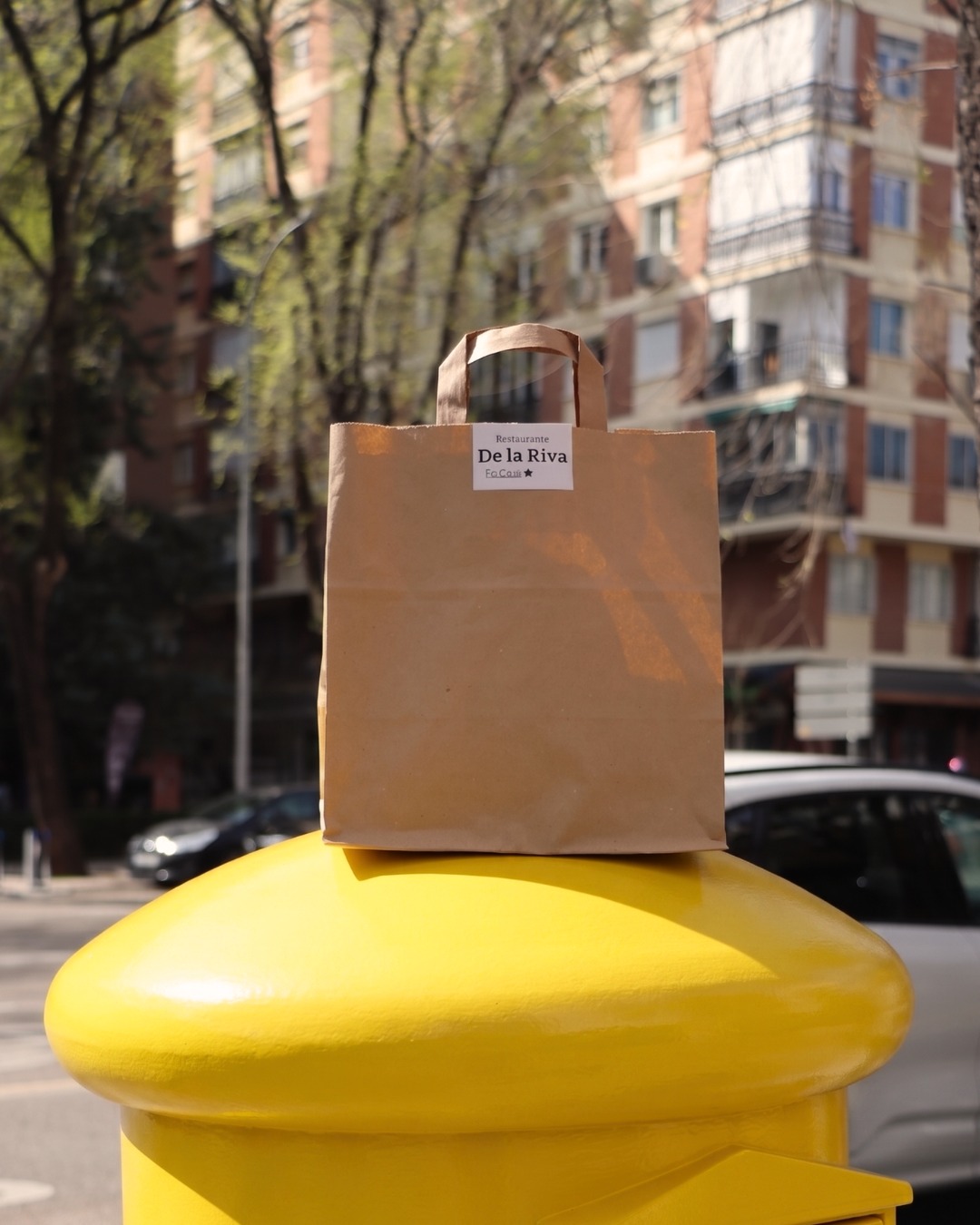 Esto no es Correos… pero llega igual de puntual y mucho más sabroso.
De La Riva a tu casa: el único paquete que siempre 