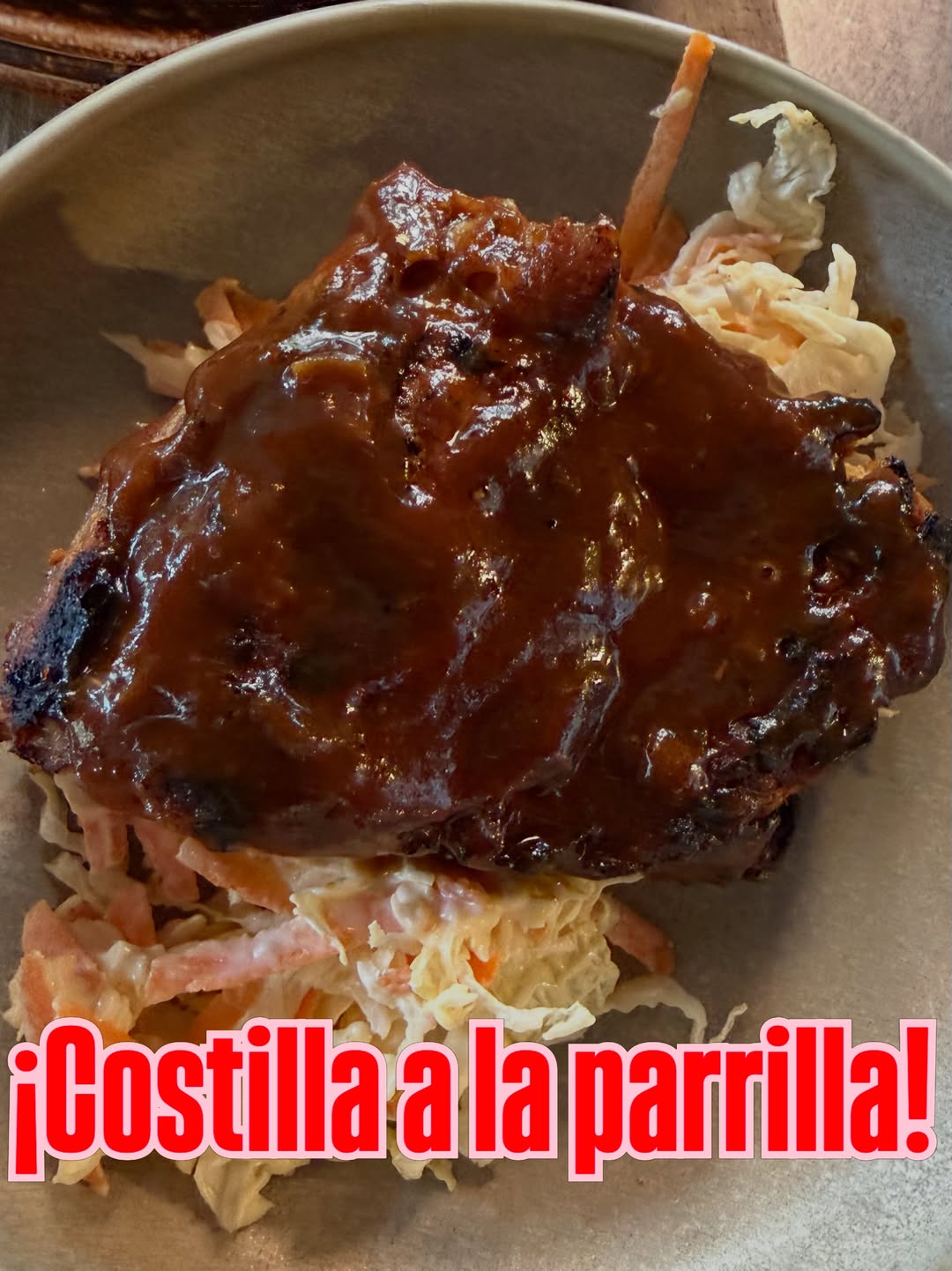 🔥 Costilla a la parrilla, ensalada de col y salsa hoisin.
¿Hace falta decir más?
Ven a disfrutarla en Derzu Bar o, si h