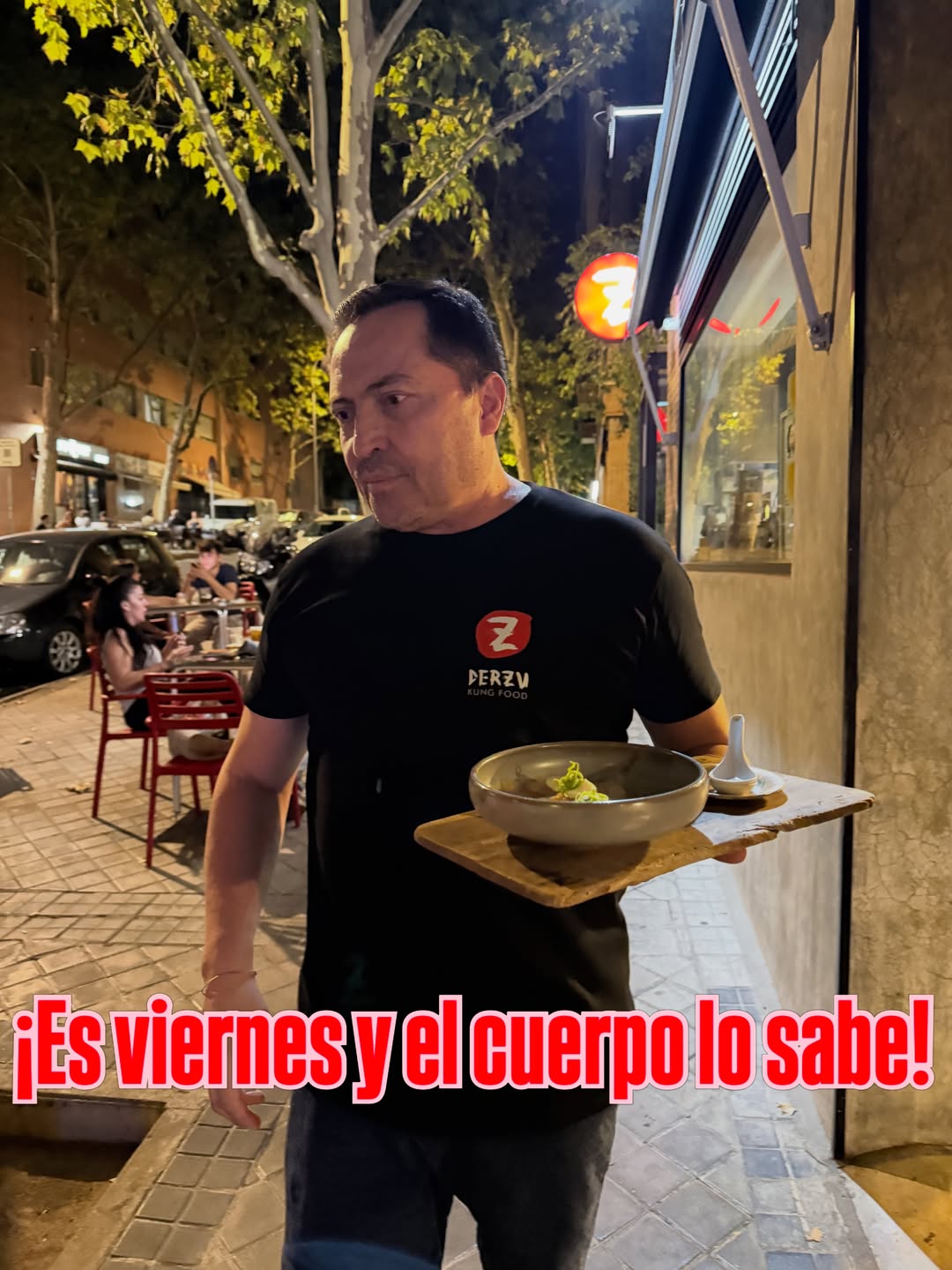 🥟 𝗩𝗜𝗘𝗥𝗡𝗘𝗦 𝗘𝗡 𝗗𝗘𝗥𝗭𝗨 𝗕𝗔𝗥 🥟
Si ves a @dastin123 encargado por la calle con un plato de 𝗴𝘆𝗼𝘇𝗮𝘀… no es casualidad 😂
👉 𝗘𝘀 𝘂𝗻