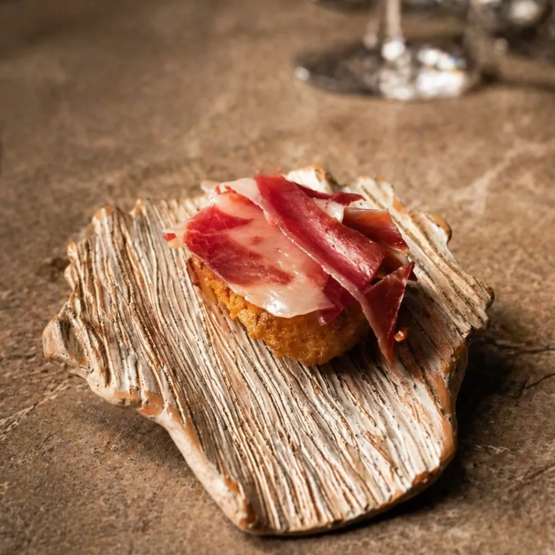 Descubriendo la nueva carta, presentamos nuestro pequeño homenaje al cerdo en los bares.
Croqueta de jamón ibérico.
Tor