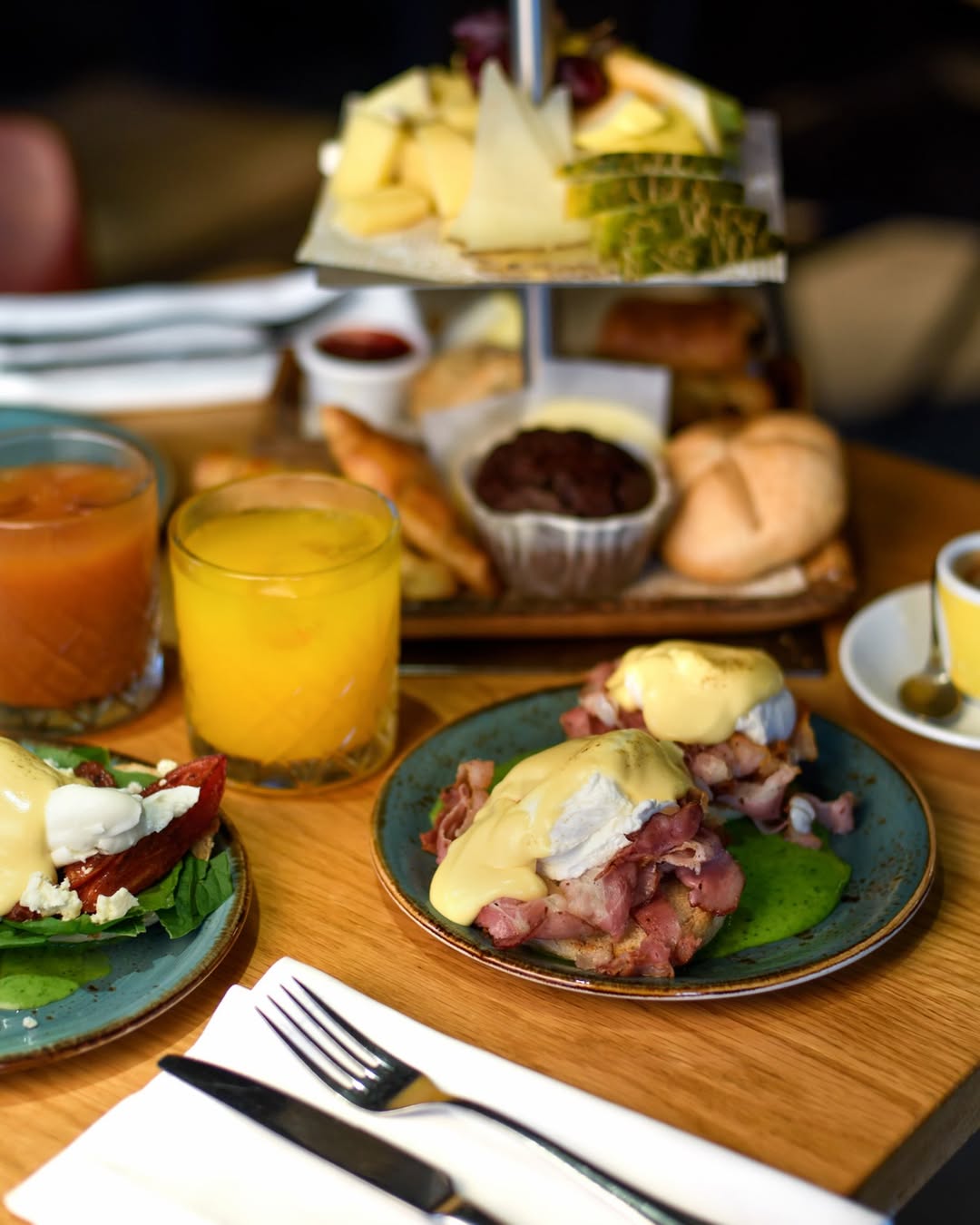 No es desayuno.
No es comida.
Es la excusa perfecta para pedirlo todo ☕️🥑🍔