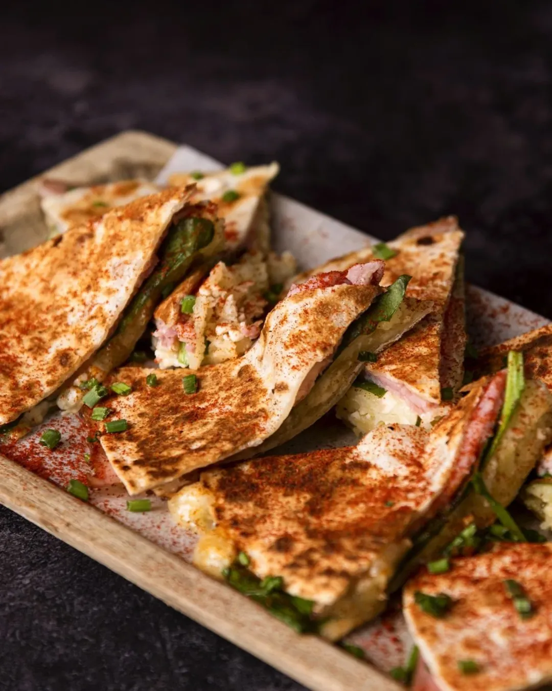 Nuestras quesadillas no se explican.
Se piden.
Se comparten.
Y se repiten. 😏🍴