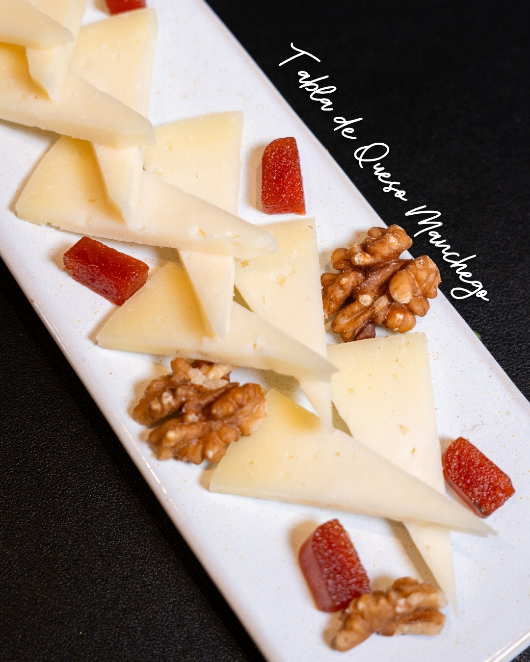 Hay sabores que encajan especialmente bien con septiembre.
Una tabla de queso manchego, nueces y membrillo para disfrut