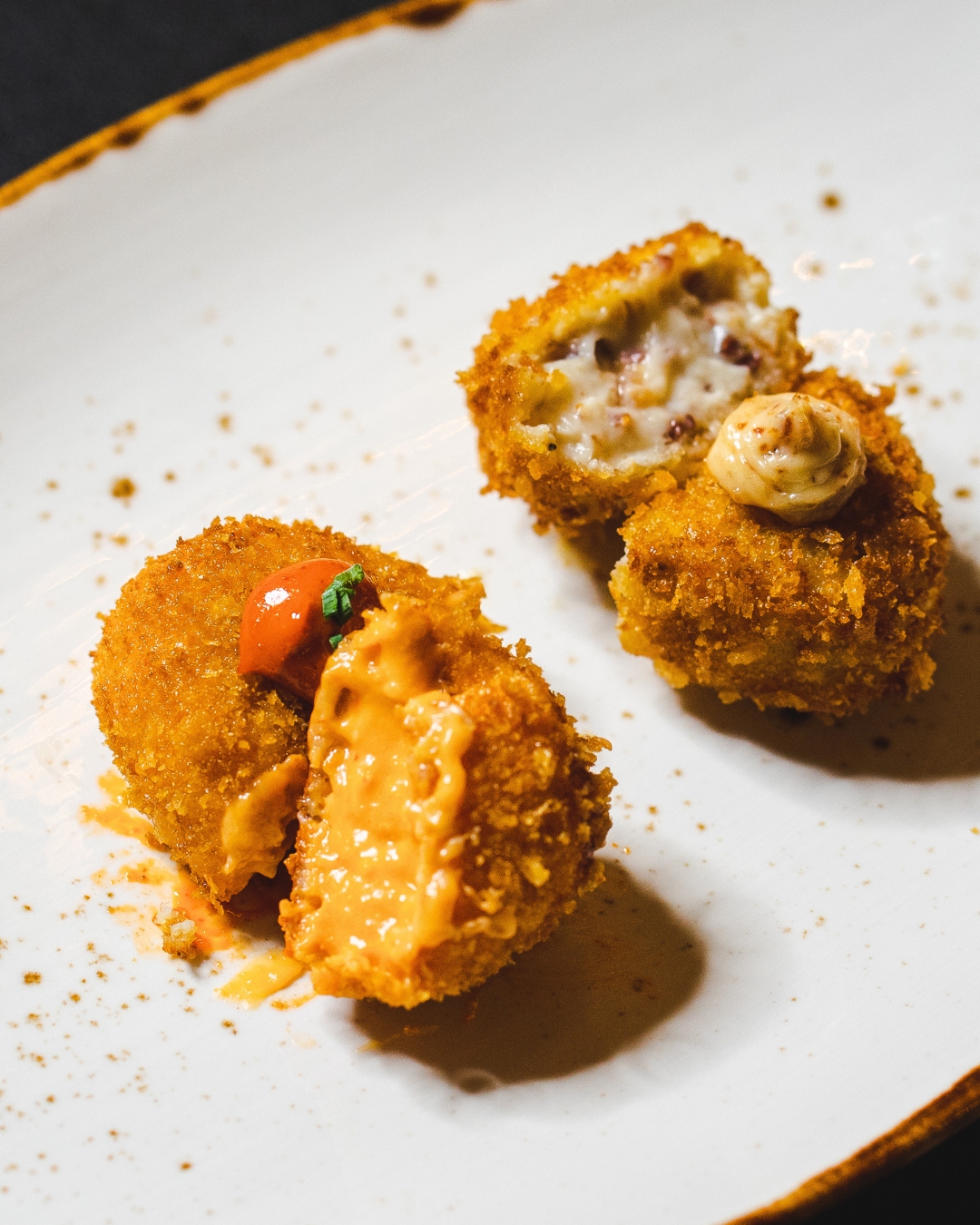 Hay clásicos que nunca fallan.
Y luego están nuestras croquetas.
De jamón o de carabinero, con una textura cremosa y el