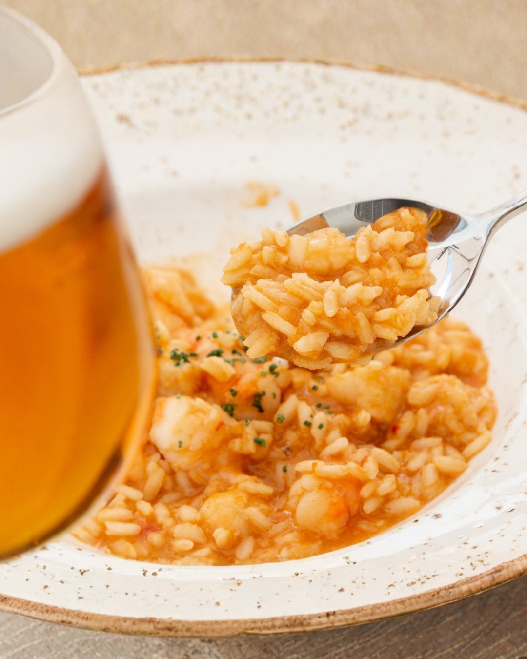 Las mejores historias del verano suelen empezar igual:
Una mesa al aire libre.
Una copa de vino.
Y una paella recién hec