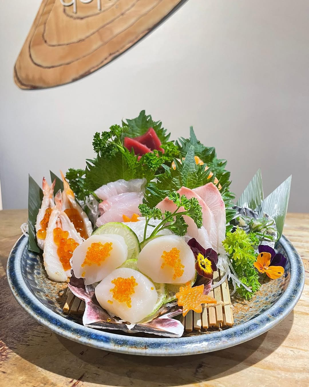 Sashimi 7 clases con vieira, gambas, pez limón, lubina, atún, salmón con huevas de ikura 🫶

Podéis venir a disfrutar de 