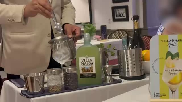 🍋 hay cócteles que saben a verano…. Y luego está nuestro Limoncello Spritz preparado con Limoncello Villa Massa.

Refres
