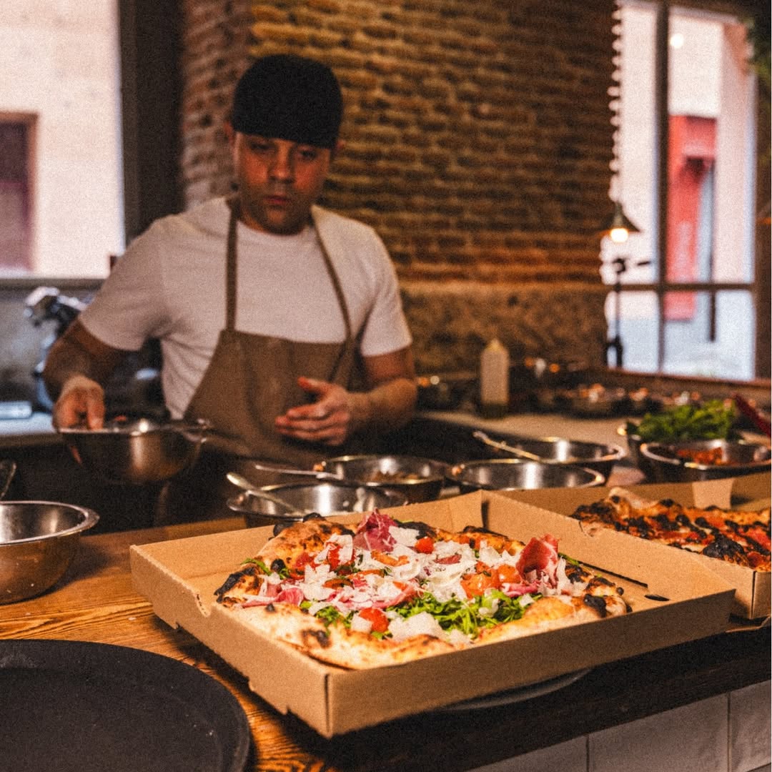 Hay días en los que el mejor plan es quedarse en casa. Si hoy te apetece una buena pizza italiana, nosotros la preparamo