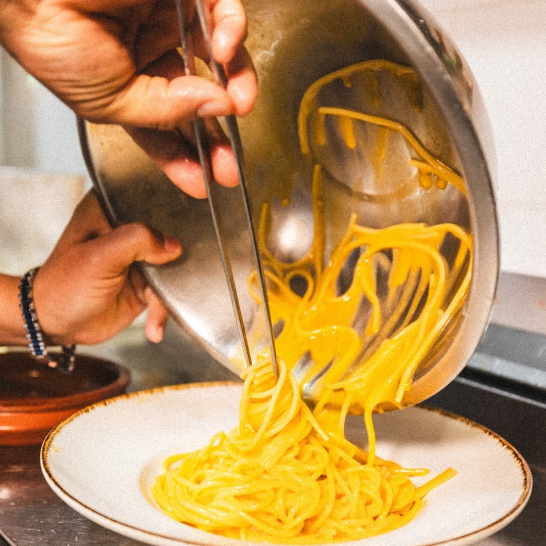 Hay recetas que nunca pasan de moda y la Carbonara es una de ellas 

La elaboramos siguiendo la receta tradicional itali