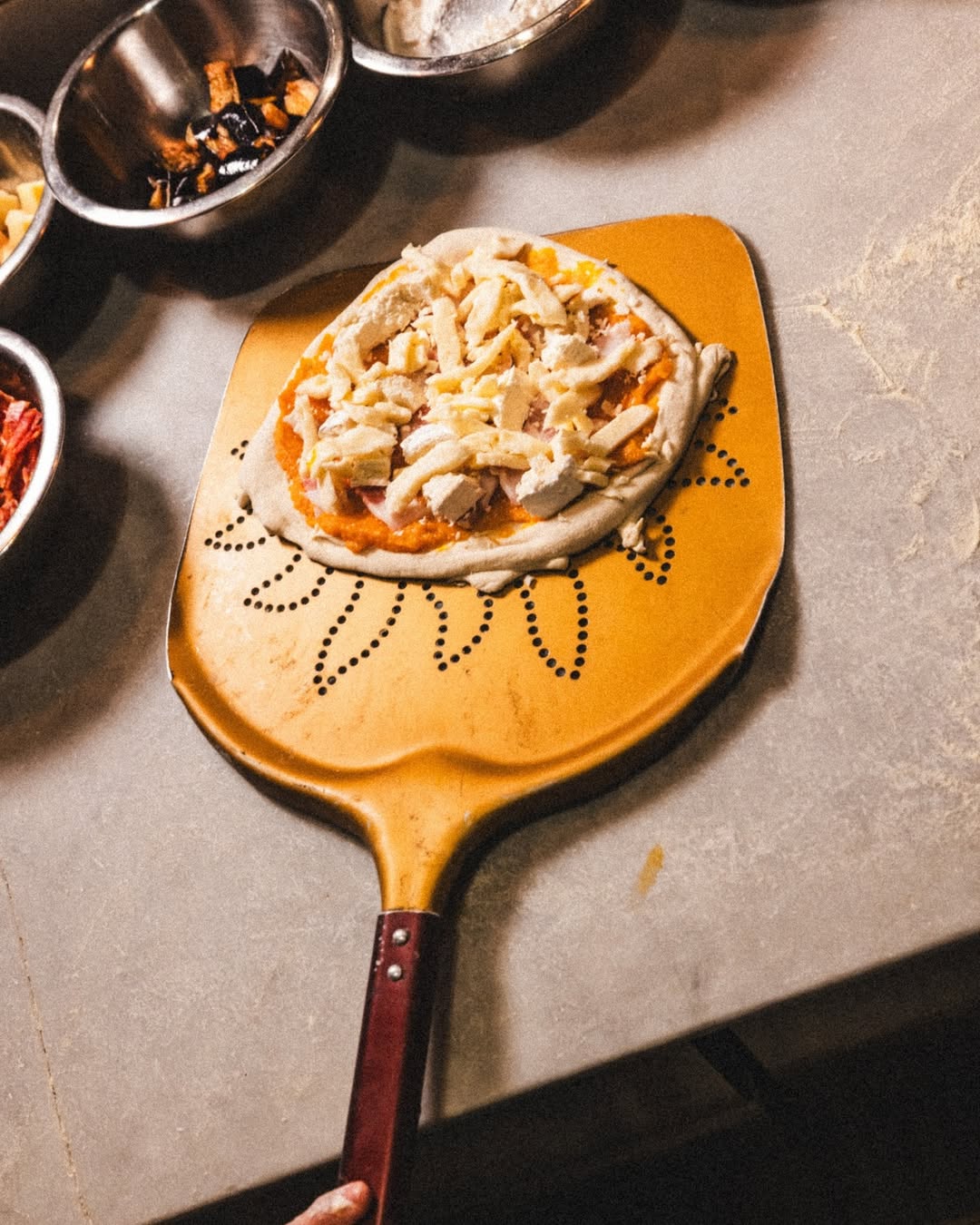 Cada pizza que sale de nuestro horno empieza mucho antes. Una masa elaborada artesanalmente, respetando los tiempos de f