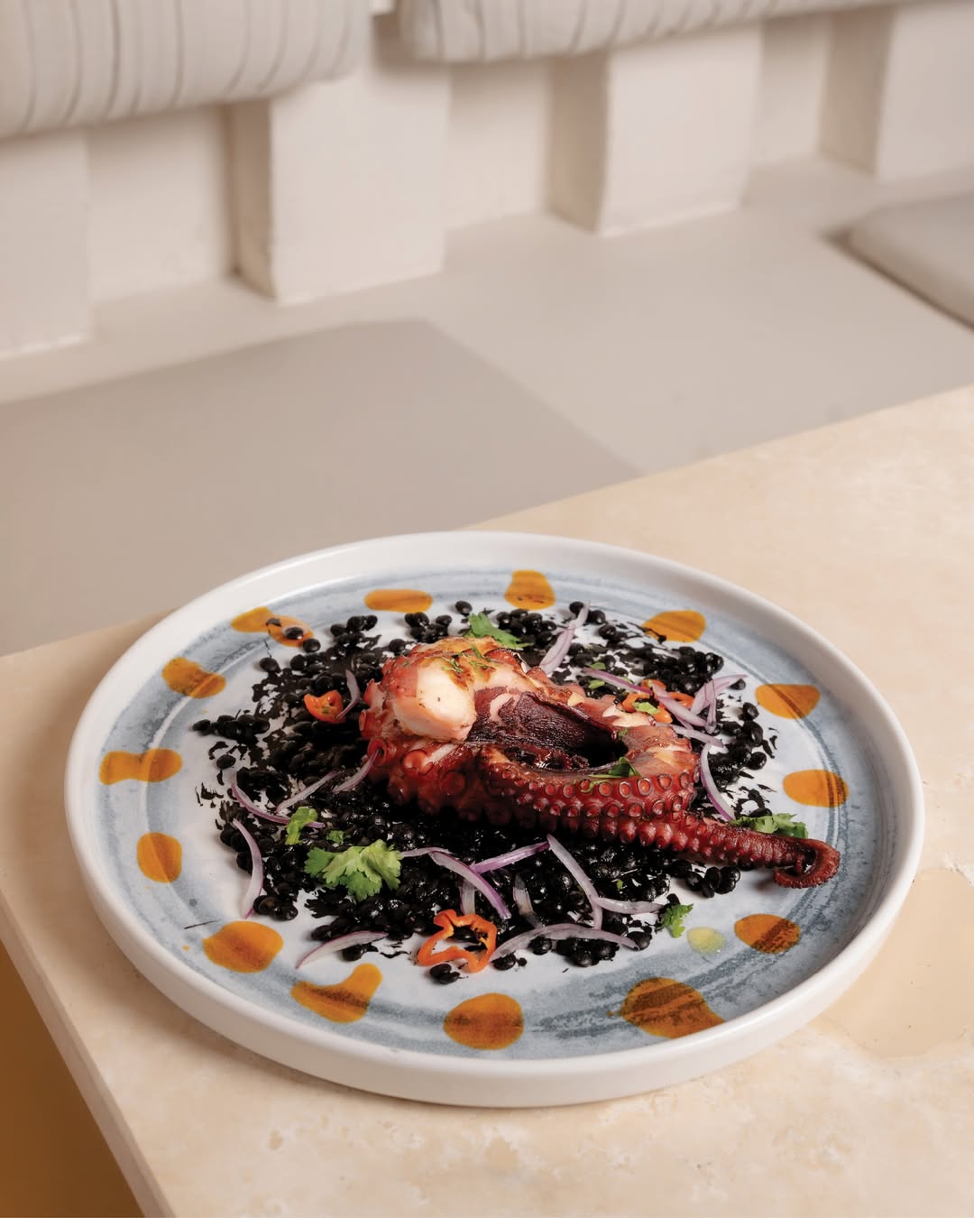 Si vienes a Egeo y te gusta descubrir nuevos sabores, este plato es una apuesta segura.
Pulpo a la brasa, lentejas en t