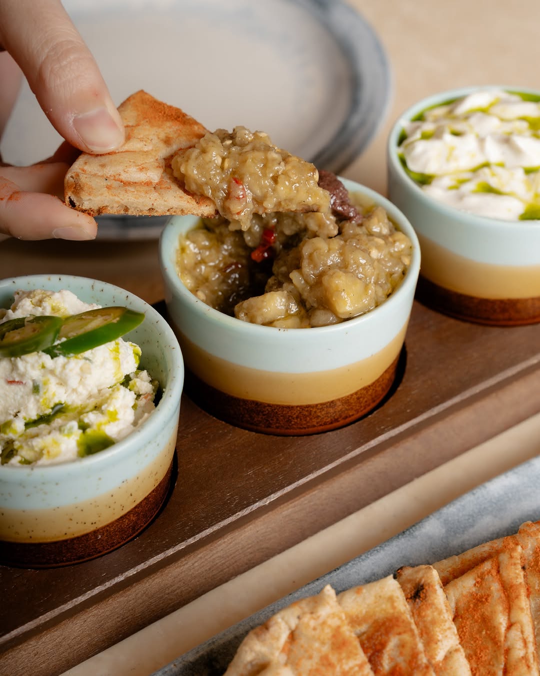 Melintzanosalata. 🇬🇷
Puede que su nombre sea difícil de pronunciar, pero su sabor es imposible de olvidar.
Nuestra crema
