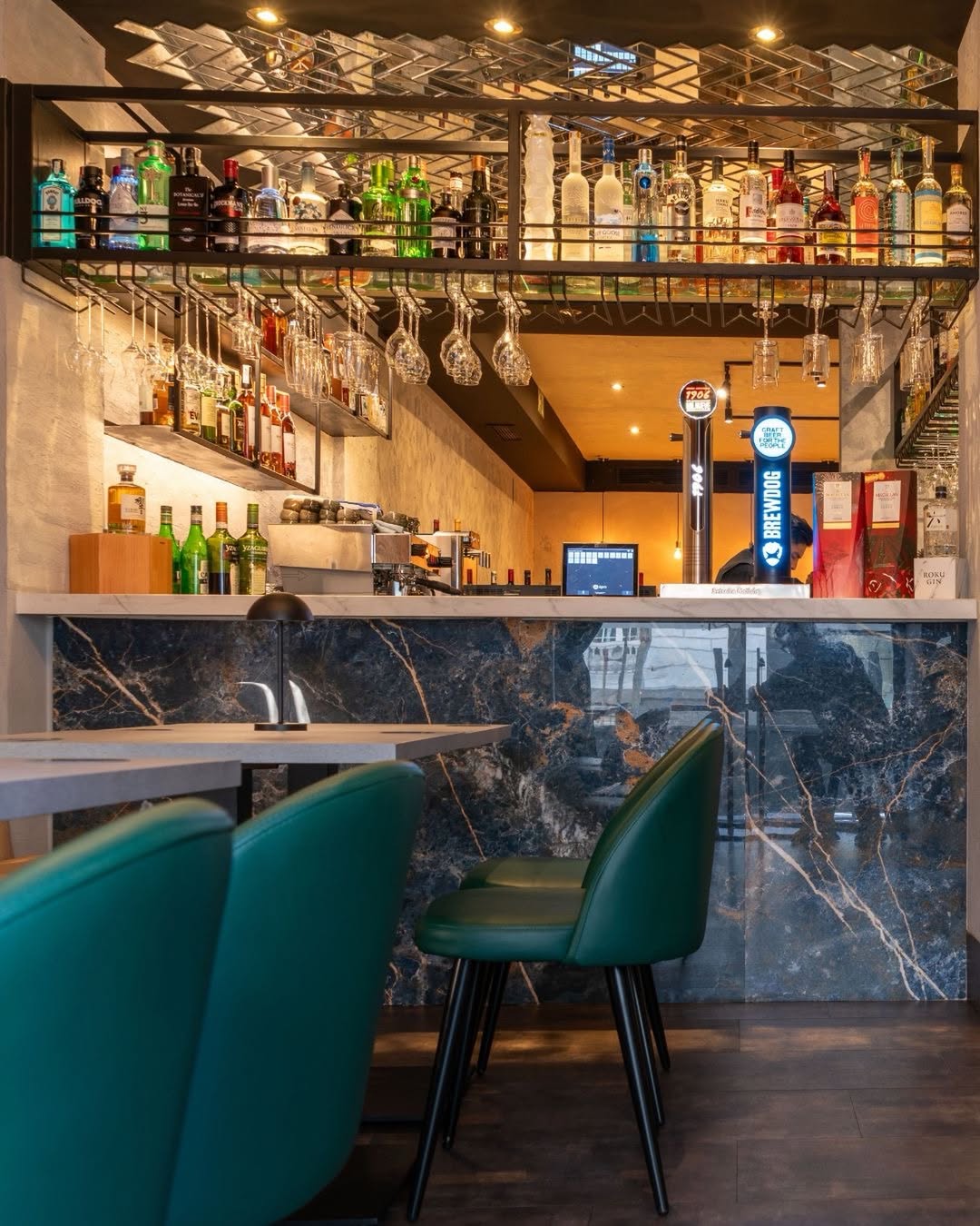 De la barra a nuestra sala, cada espacio de EKÖ tiene su propia esencia. 🇫🇷
Un lugar para disfrutar de nuestra cocteler