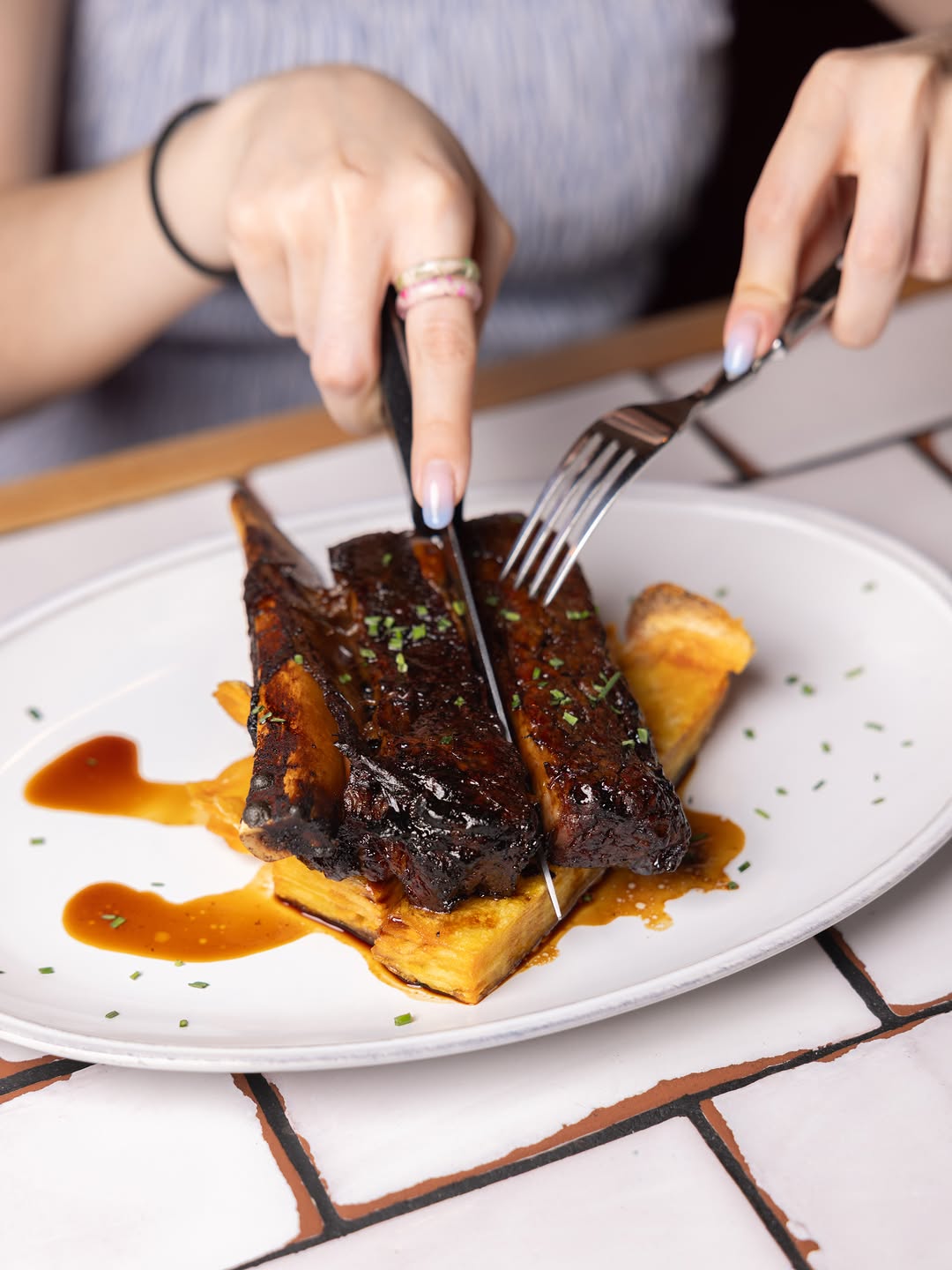 Costilla de ternera a baja temperatura.
Tan tierna que el cuchillo está por educación.
#El5DeTirso #GrupoLaFabrica #res