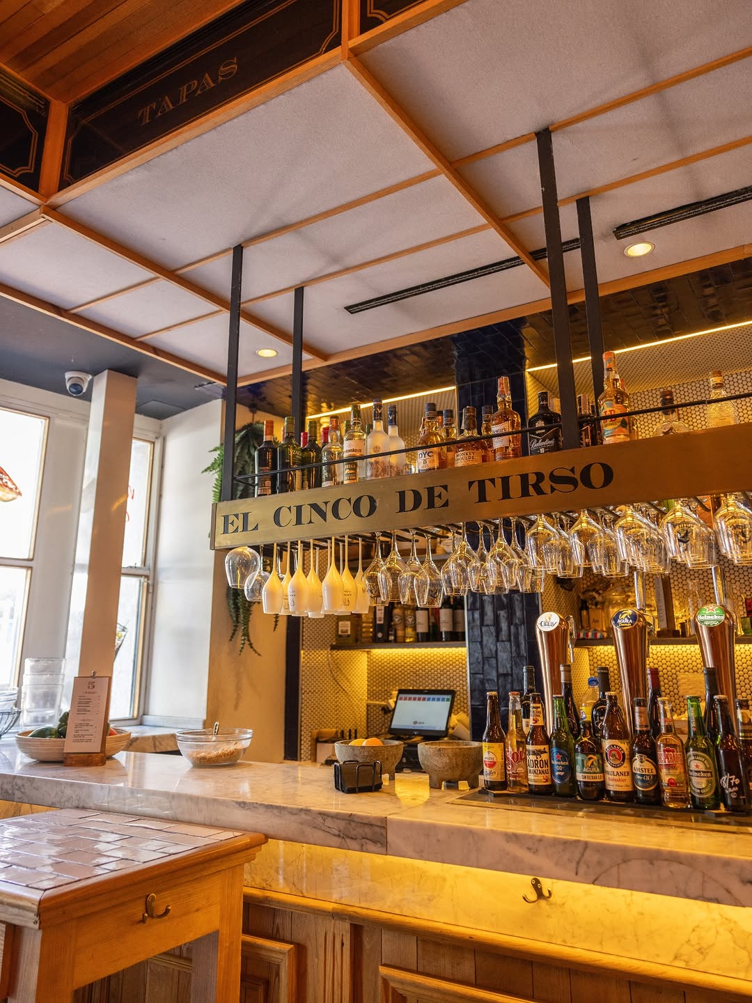 Hay decisiones que se toman mejor apoyado en una barra. Casi todas.
#El5DeTirso #GrupoLaFabrica #restaurantemadrid #com