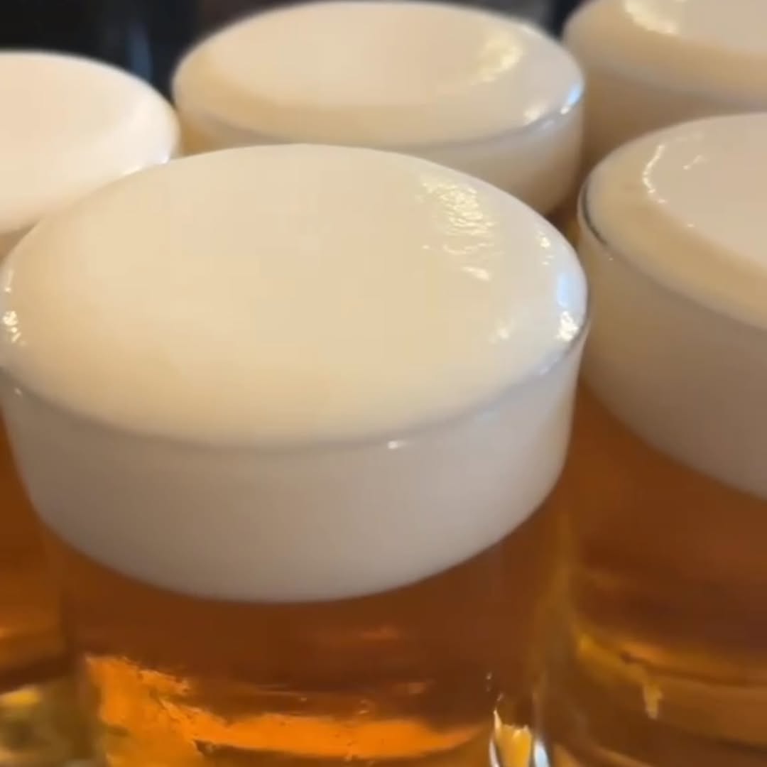 🍺 Hay días que merecen un brindis… y hoy es uno de ellos.

En una taberna centenaria como la nuestra, hemos visto pasar 