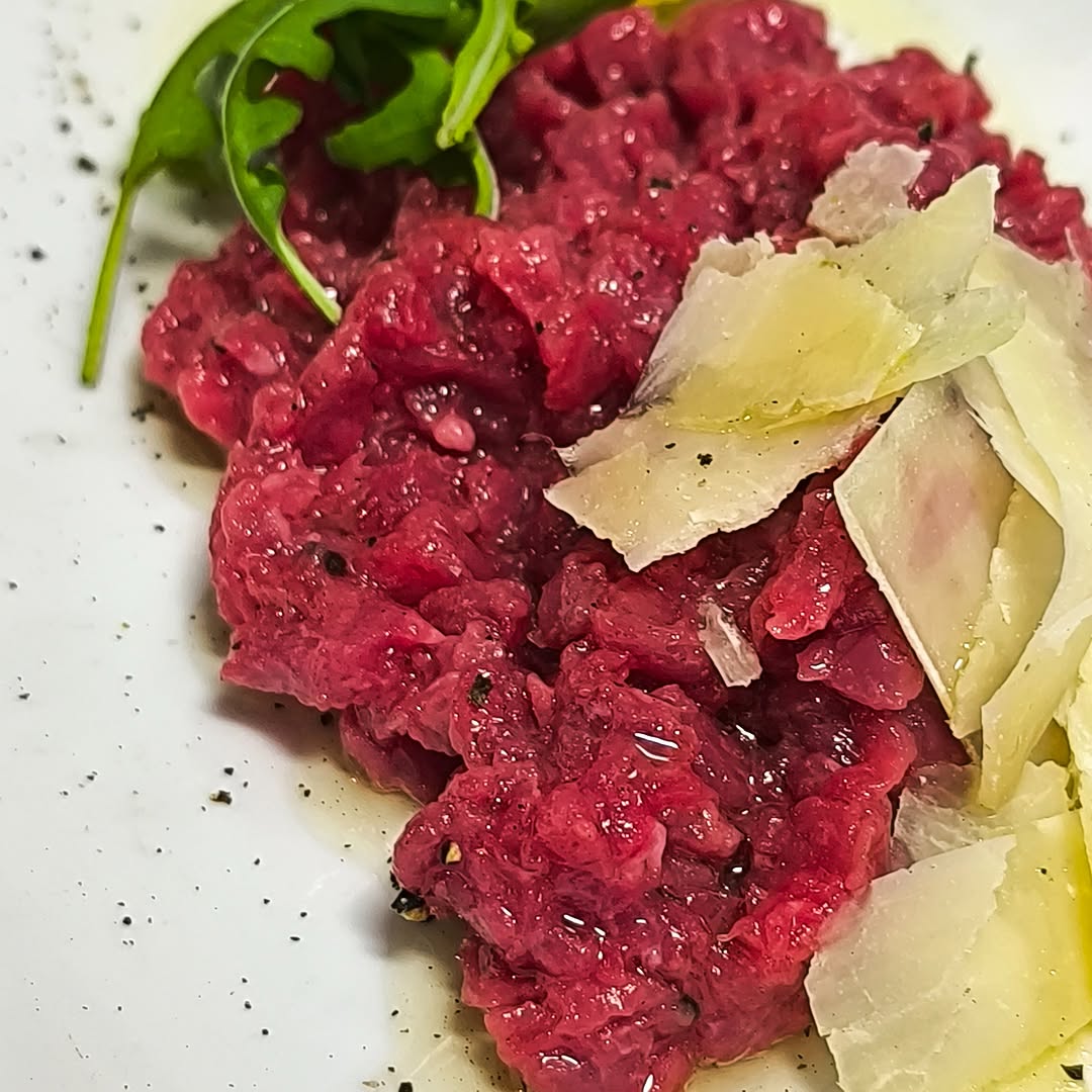 BATTUTA DI FASSONA PIEMONTESE
Ternera de Fassona Piemontese cortada a cuchillo y aliñada únicamente con aceite de oliva 