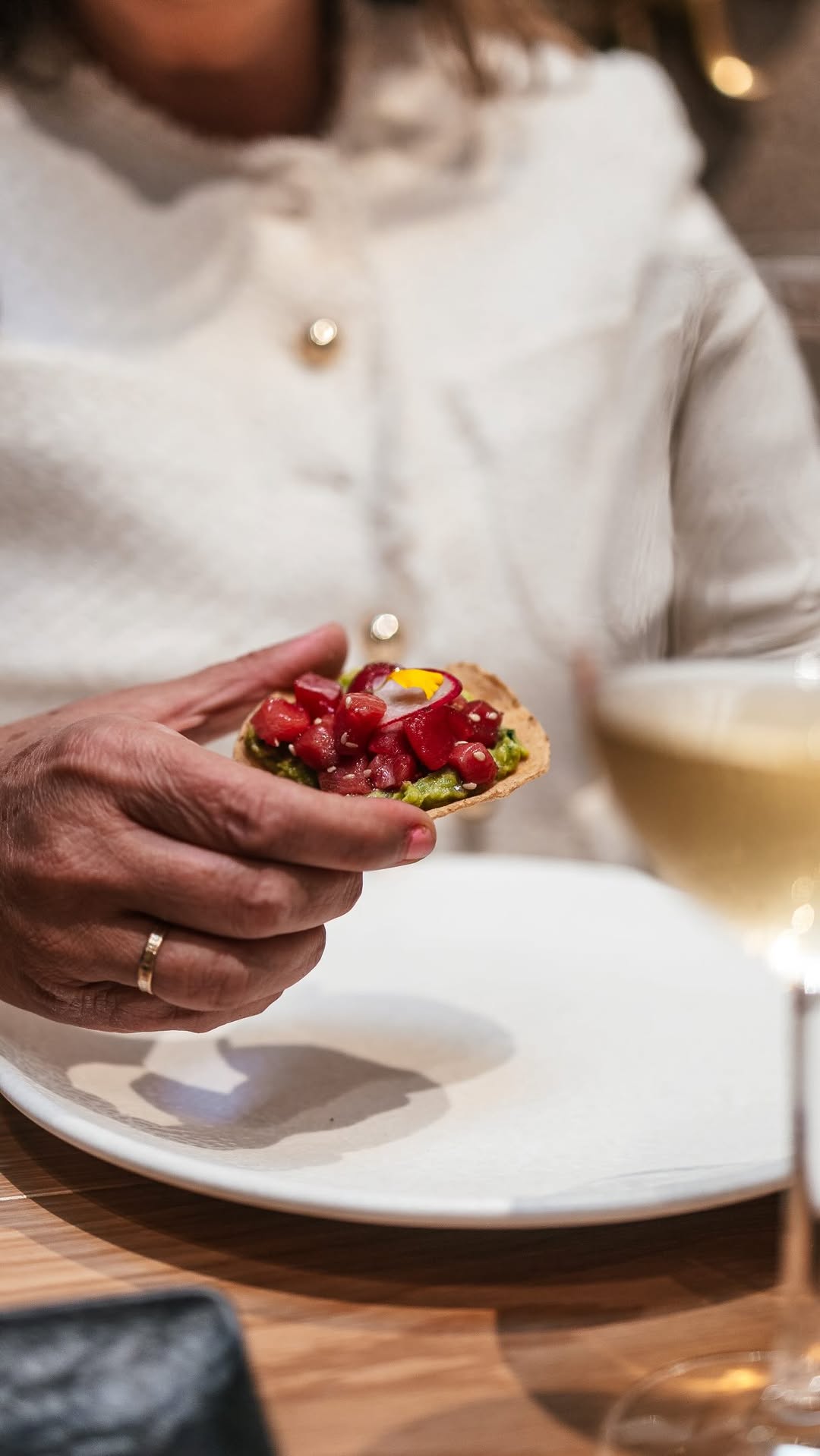 Cuando el calor aprieta, esto es lo que más nos provoca☀️

Tostada de aguacate y atún: producto, frescura, ligereza y mu